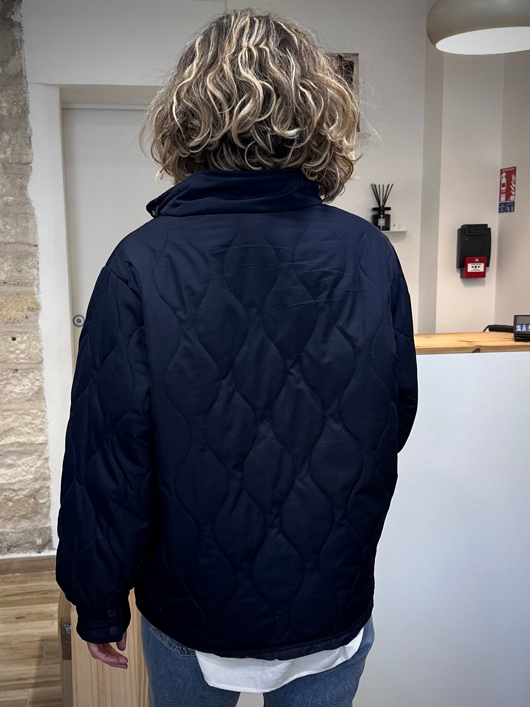 Vue arrière de la veste mi-saison EGIA sur une silhouette féminine