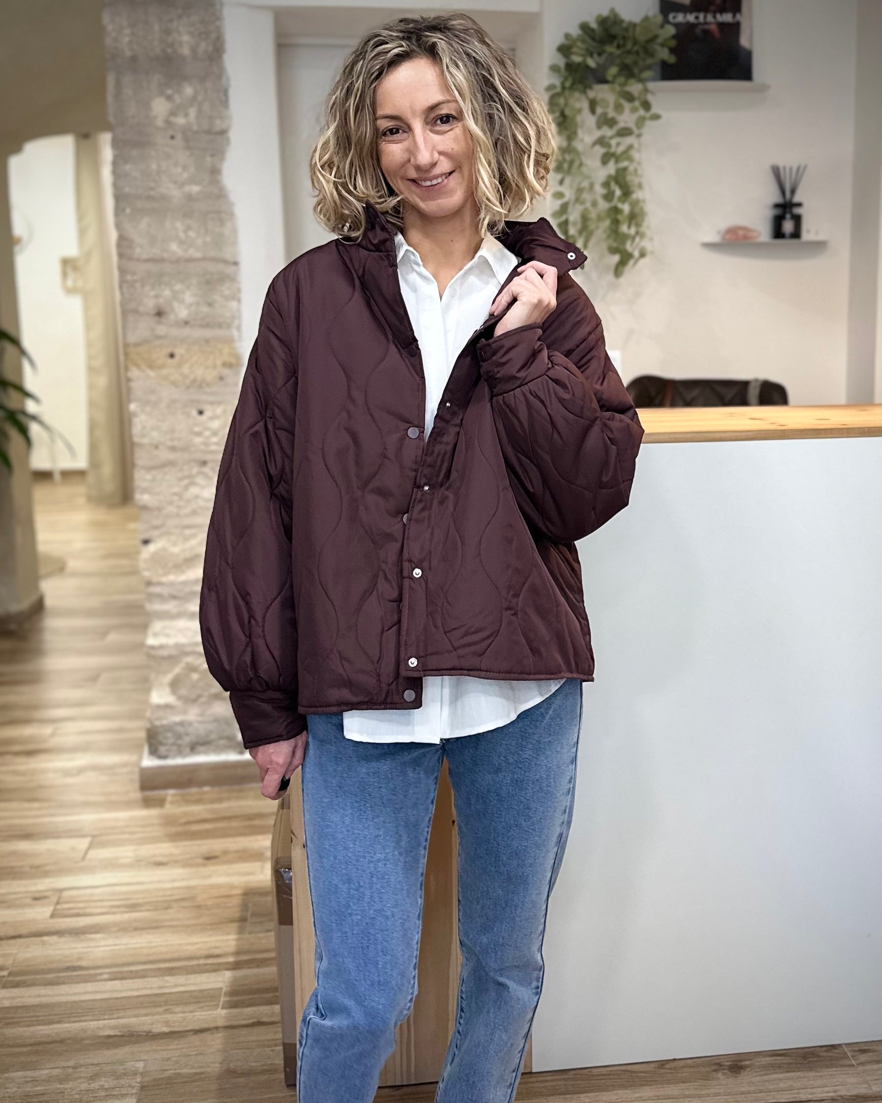 Veste mi-saison EGIA bordeaux sur tenue automnale chic