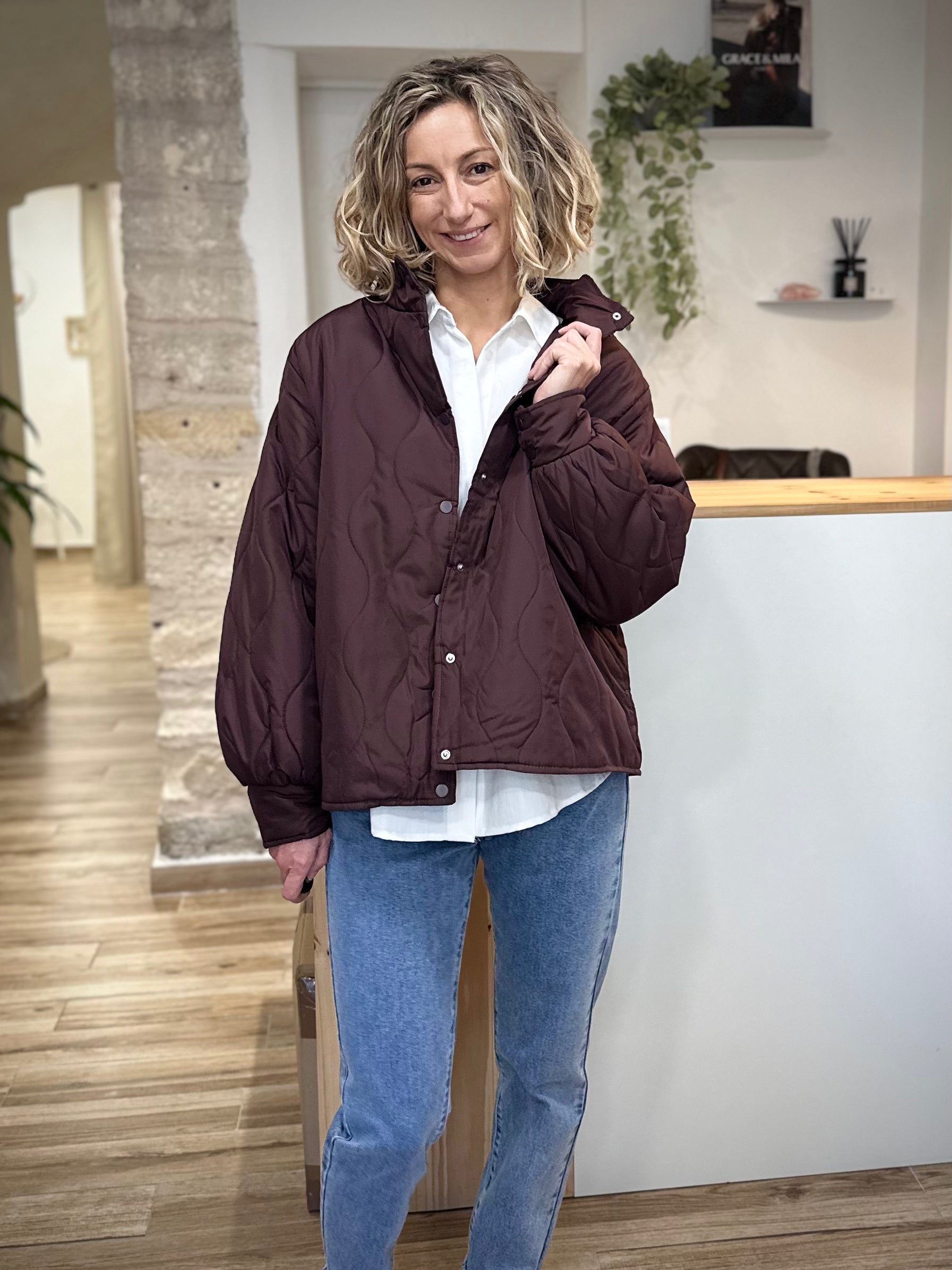 Veste mi-saison EGIA bordeaux sur tenue automnale chic