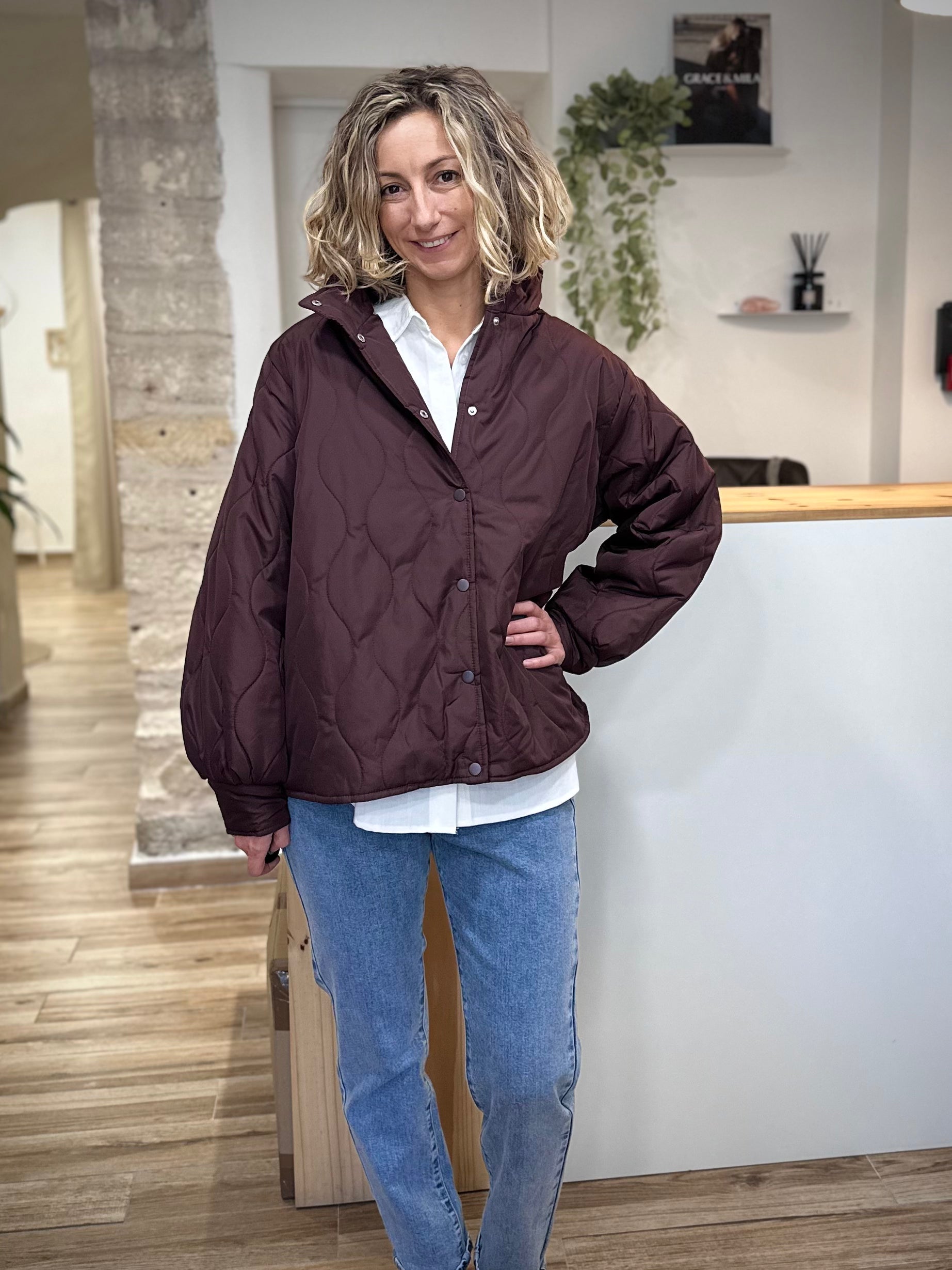 Veste EGIA bordeaux sur une silhouette féminine élégante