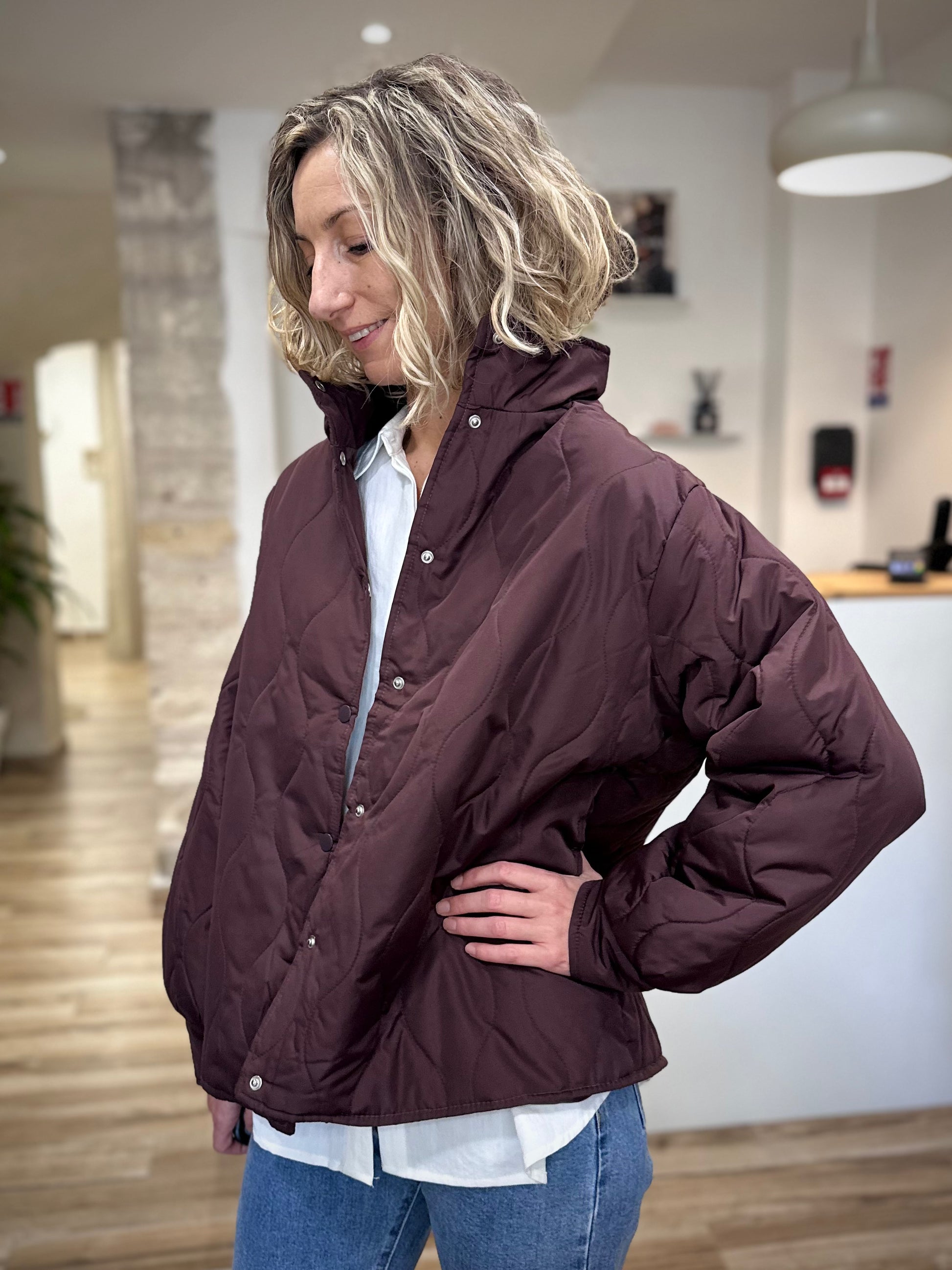 Veste matelassée bordeaux, style chic et décontracté