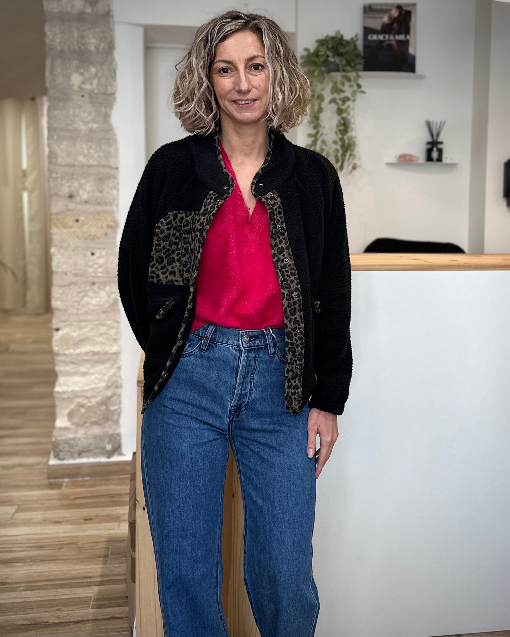 Veste polaire femme ouverte sur pull rose