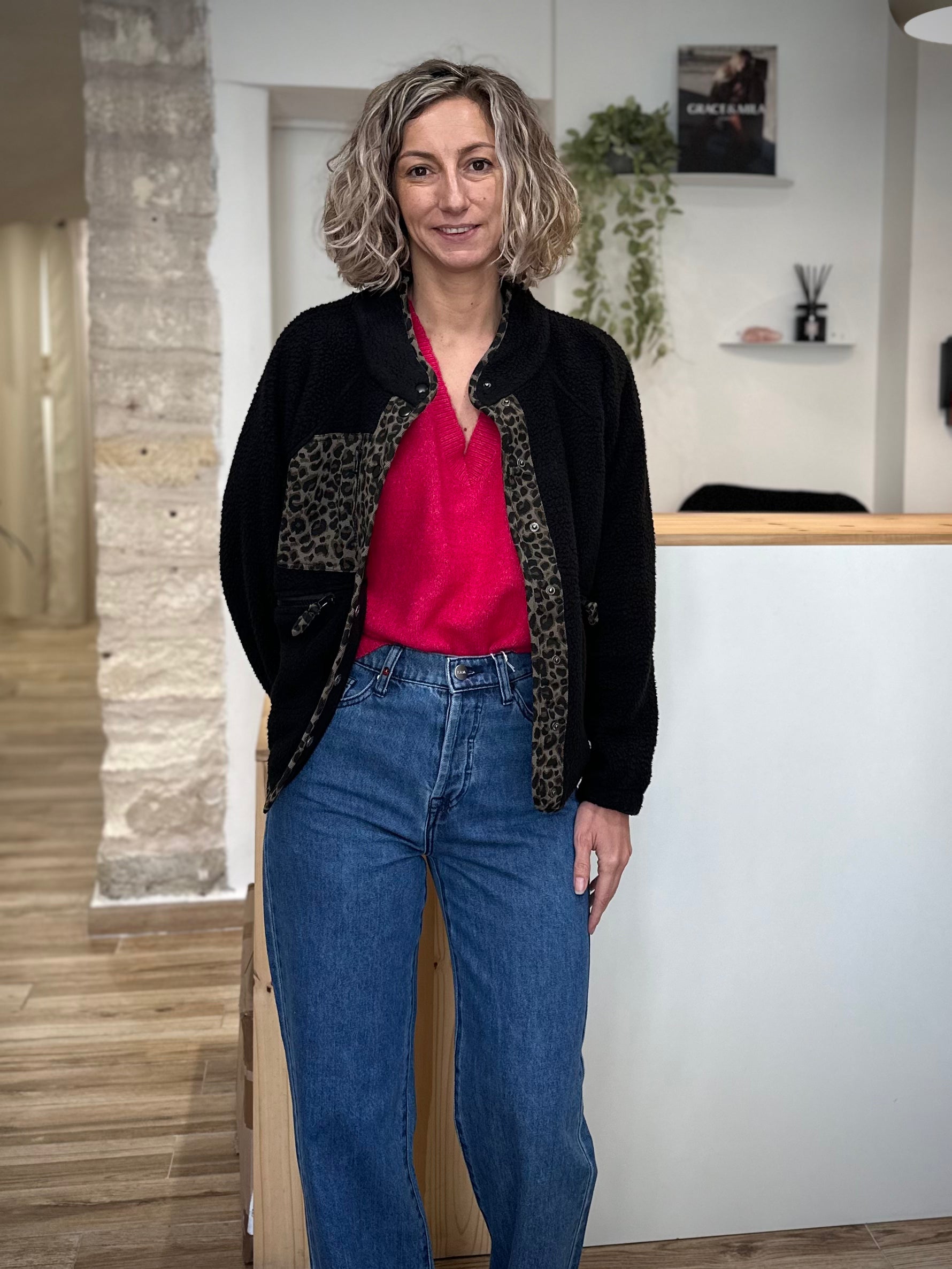 Veste polaire femme ouverte sur pull rose