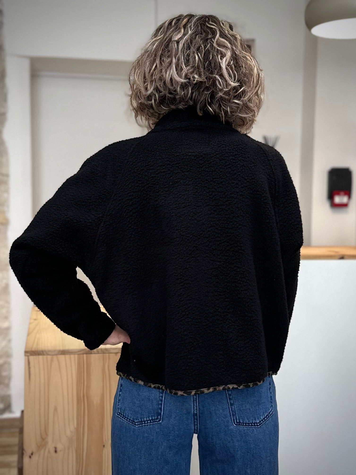 Mannequin de dos montrant la coupe oversize