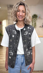 Femme portant veste jean brodée Astro avec sequins