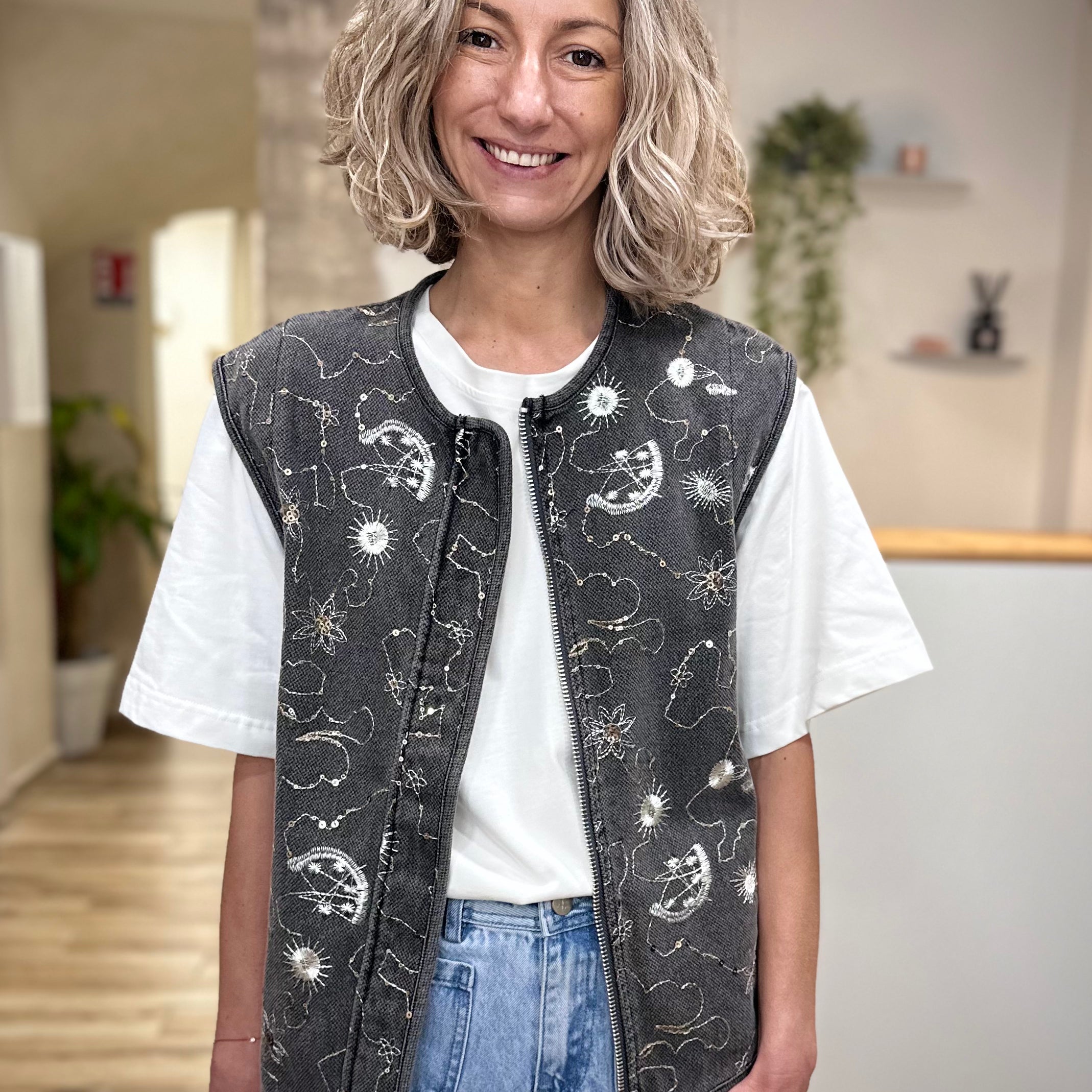 Femme portant veste jean brodée Astro avec sequins