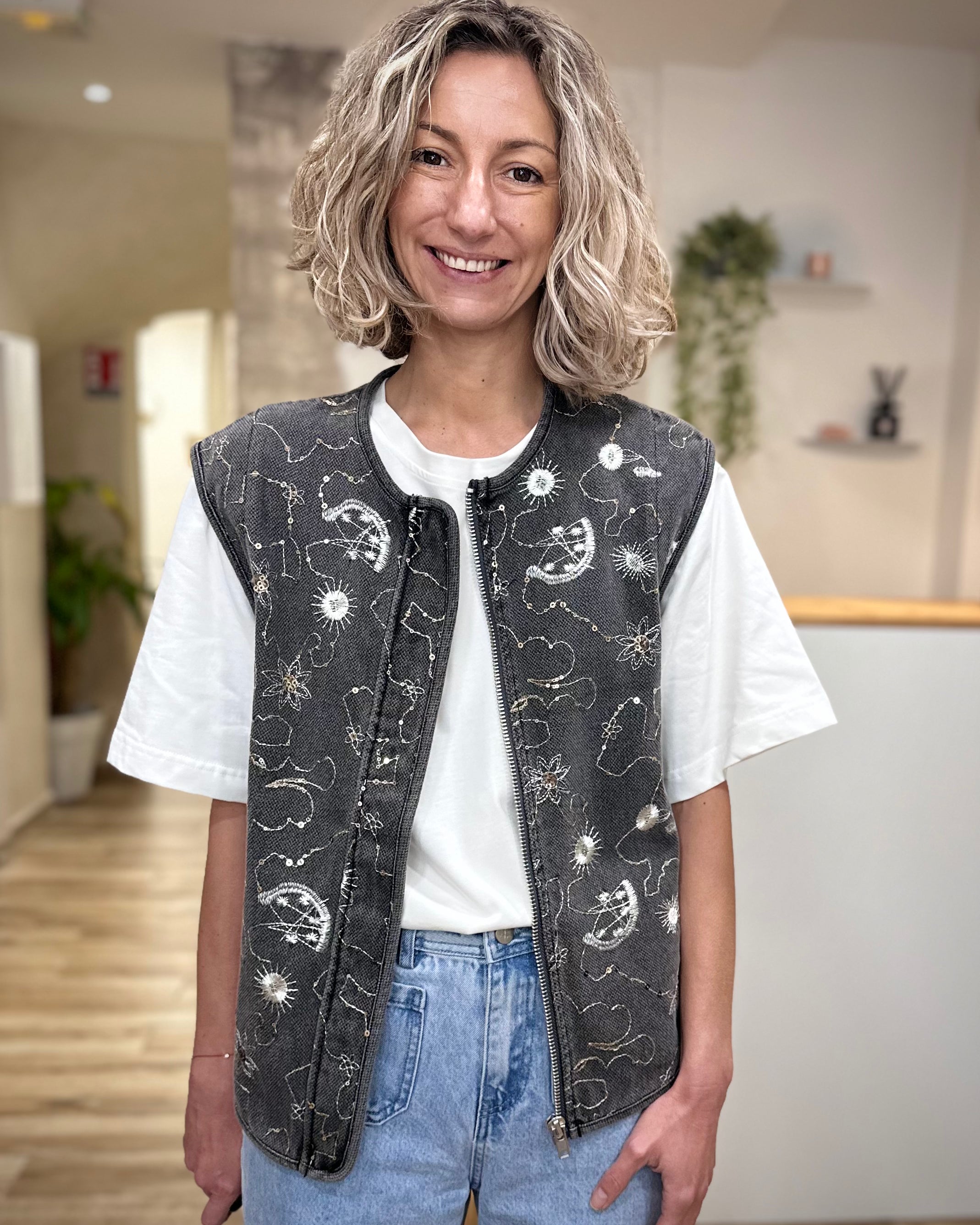 Femme portant veste jean brodée Astro avec sequins