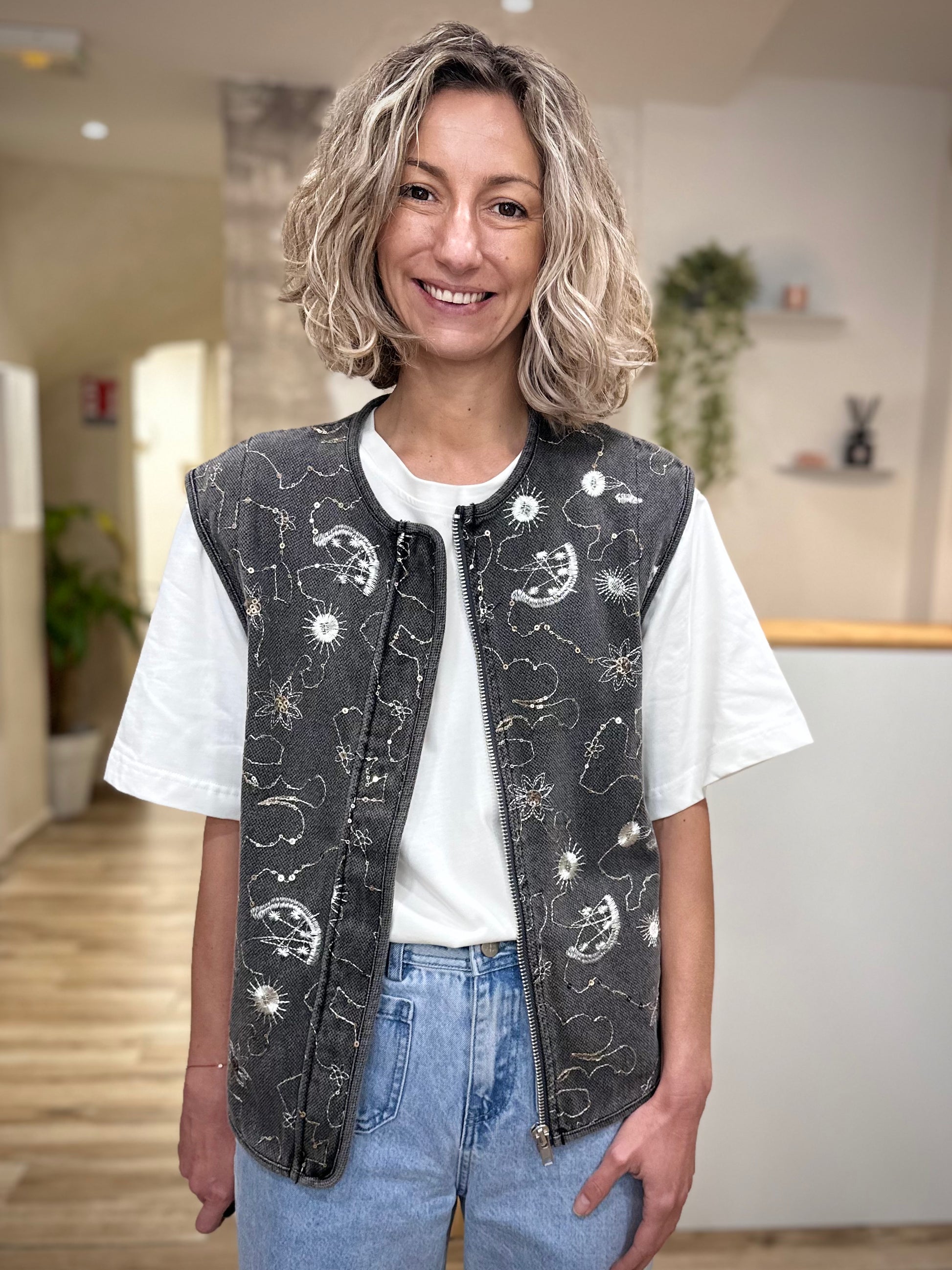Femme portant veste jean brodée Astro avec sequins
