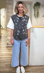 Femme portant veste jean brodée sur t-shirt blanc