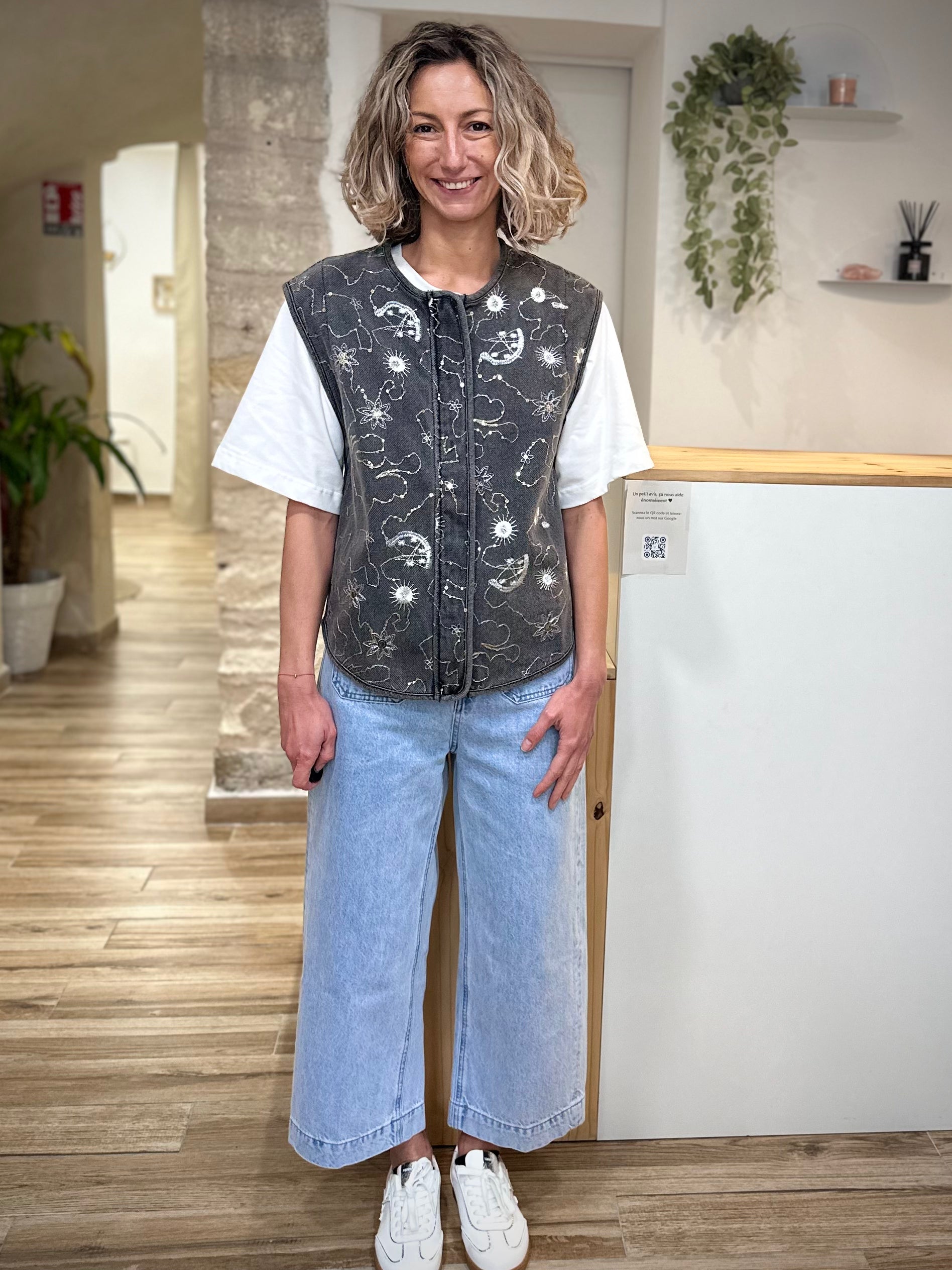 Femme portant veste jean brodée sur t-shirt blanc