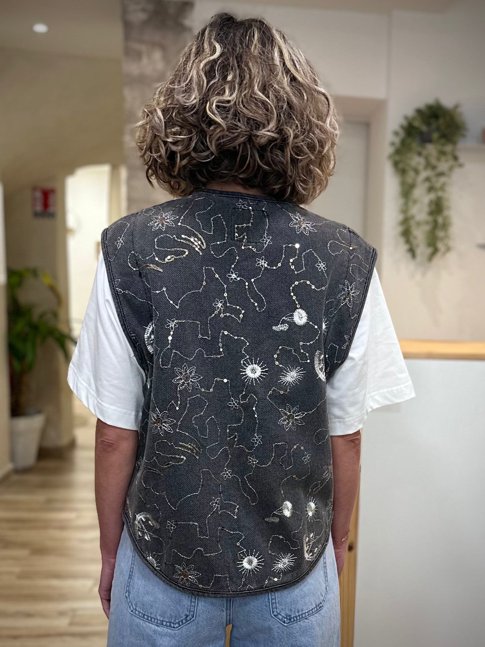Veste denim brodée femme vue de dos
