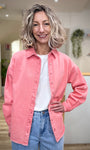 Femme portant veste denim rose délavé coupe droite