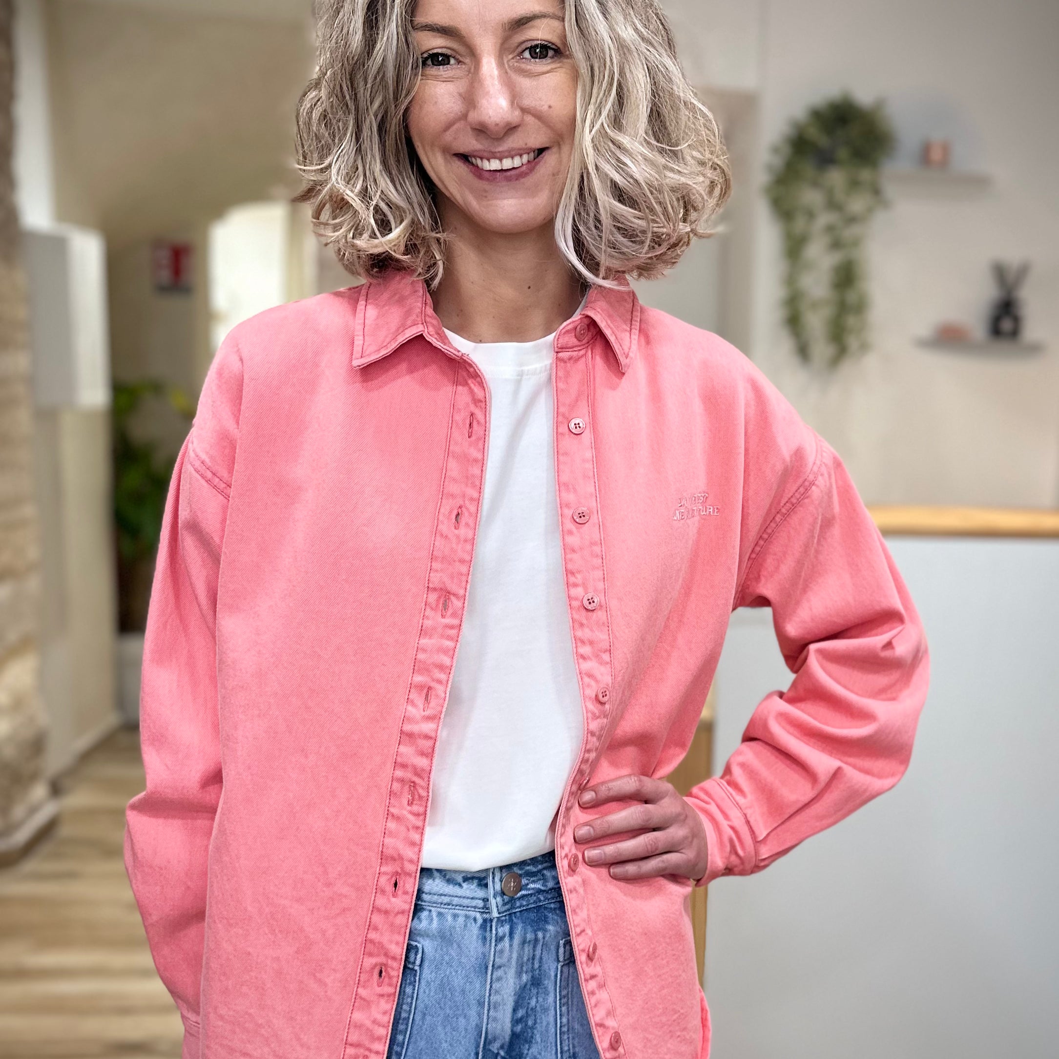 Femme portant veste denim rose délavé coupe droite