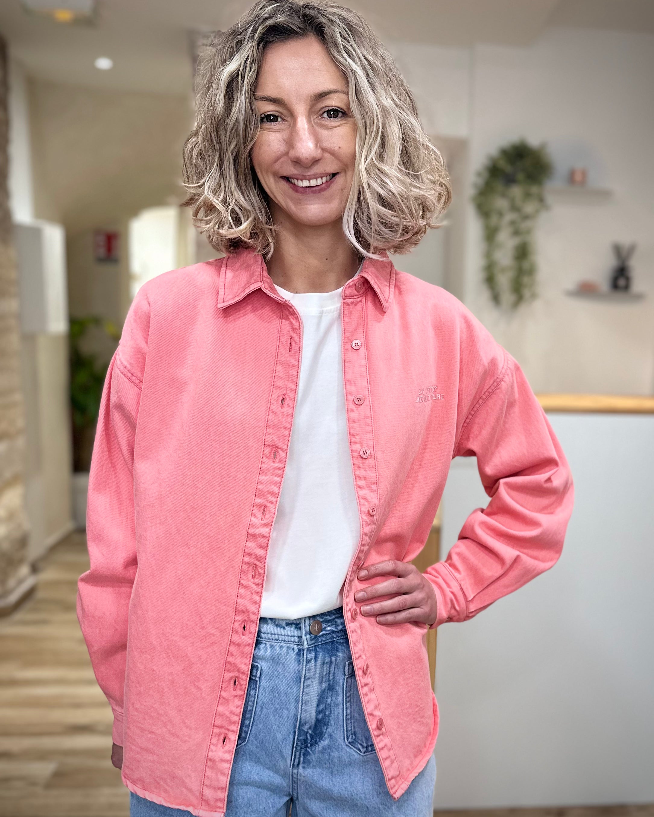 Femme portant veste denim rose délavé coupe droite