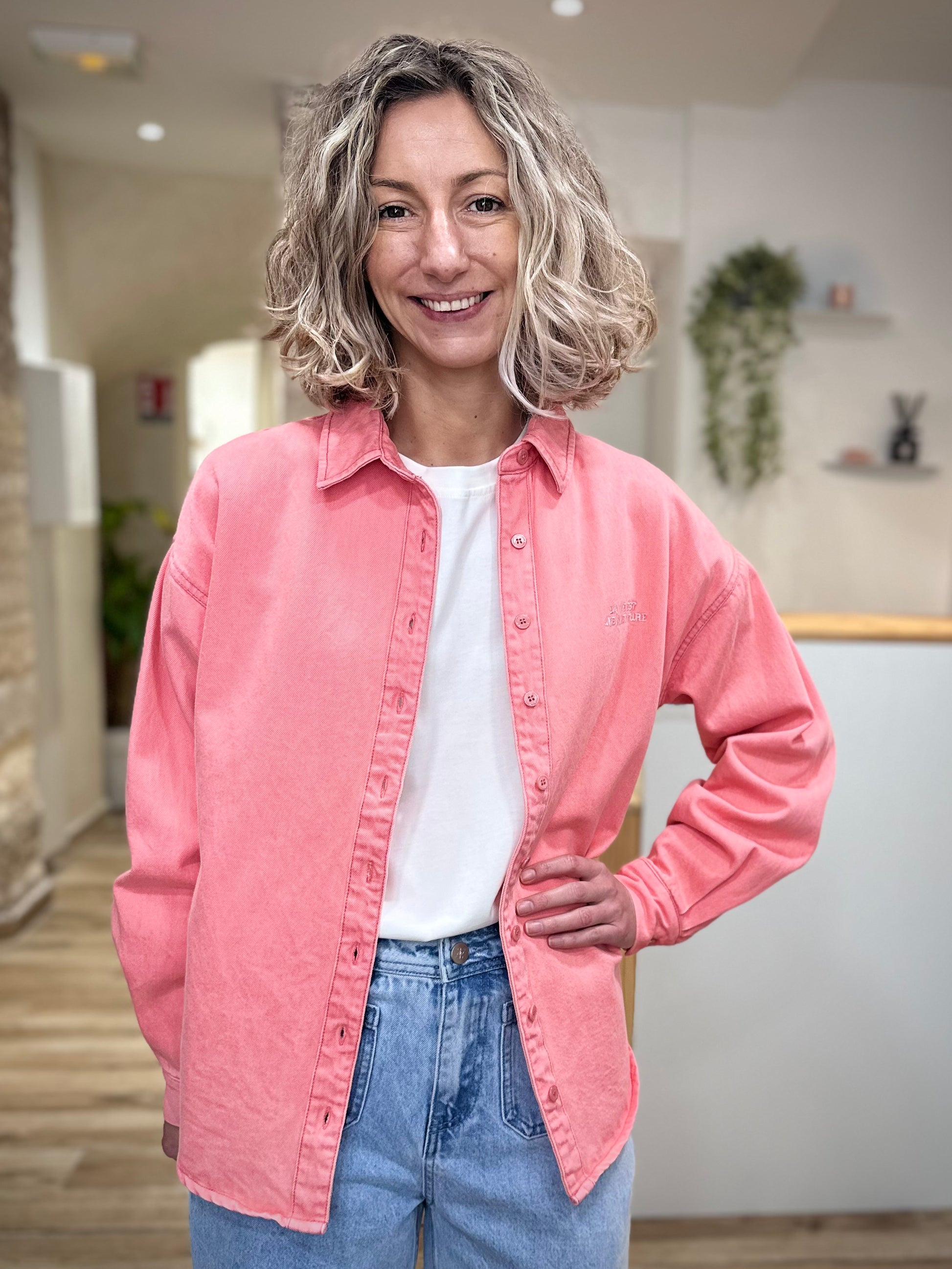 Femme portant veste denim rose délavé coupe droite