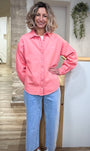 Femme portant veste denim rose avec jean