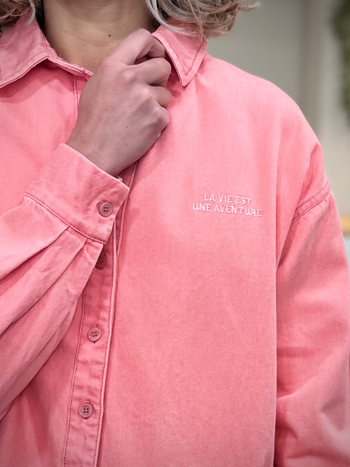 Détail broderie veste Veria jean rose femme