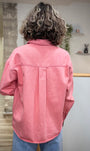 Veste jean rose femme silhouette casual chic de dos