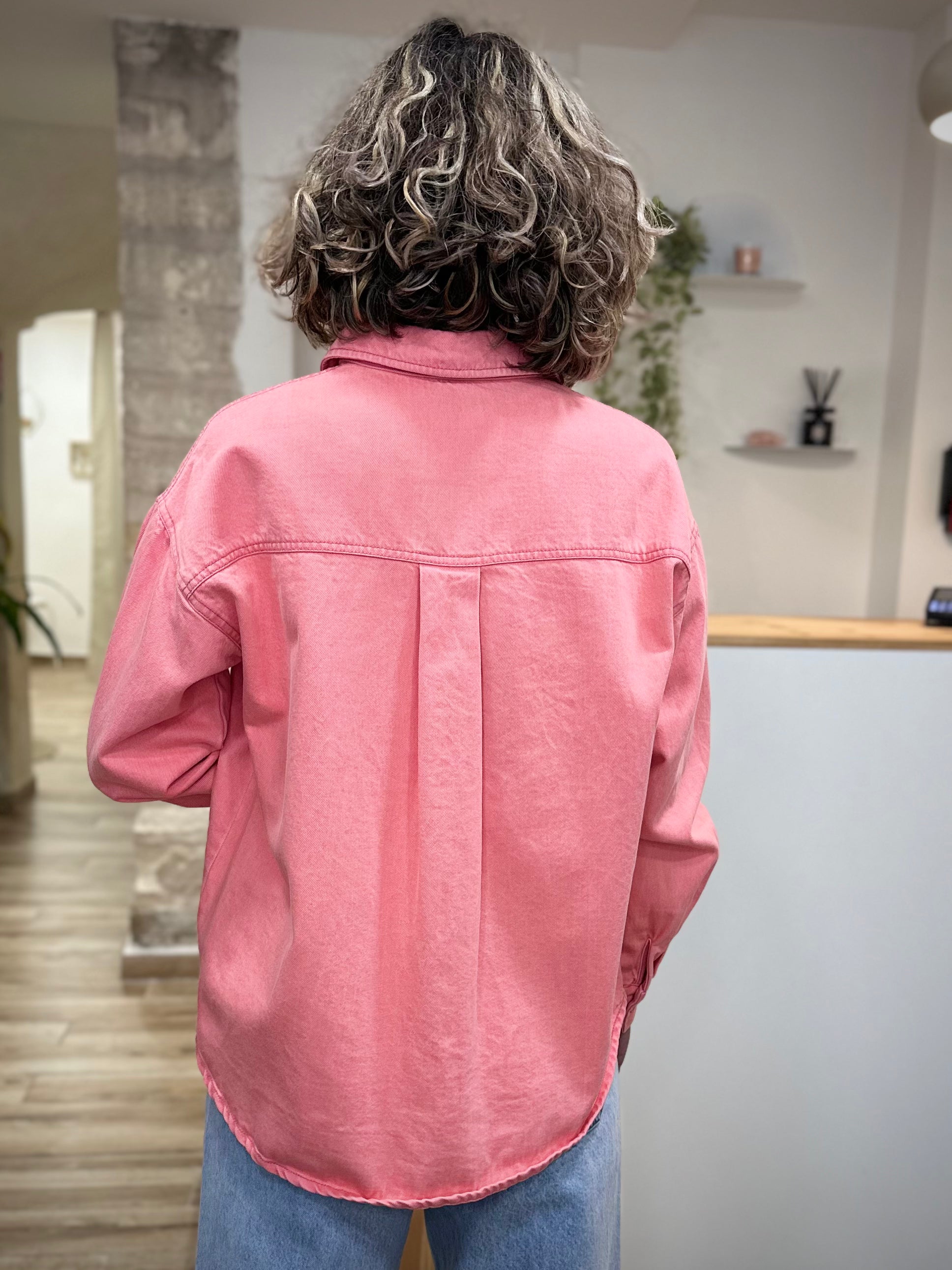 Veste jean rose femme silhouette casual chic de dos