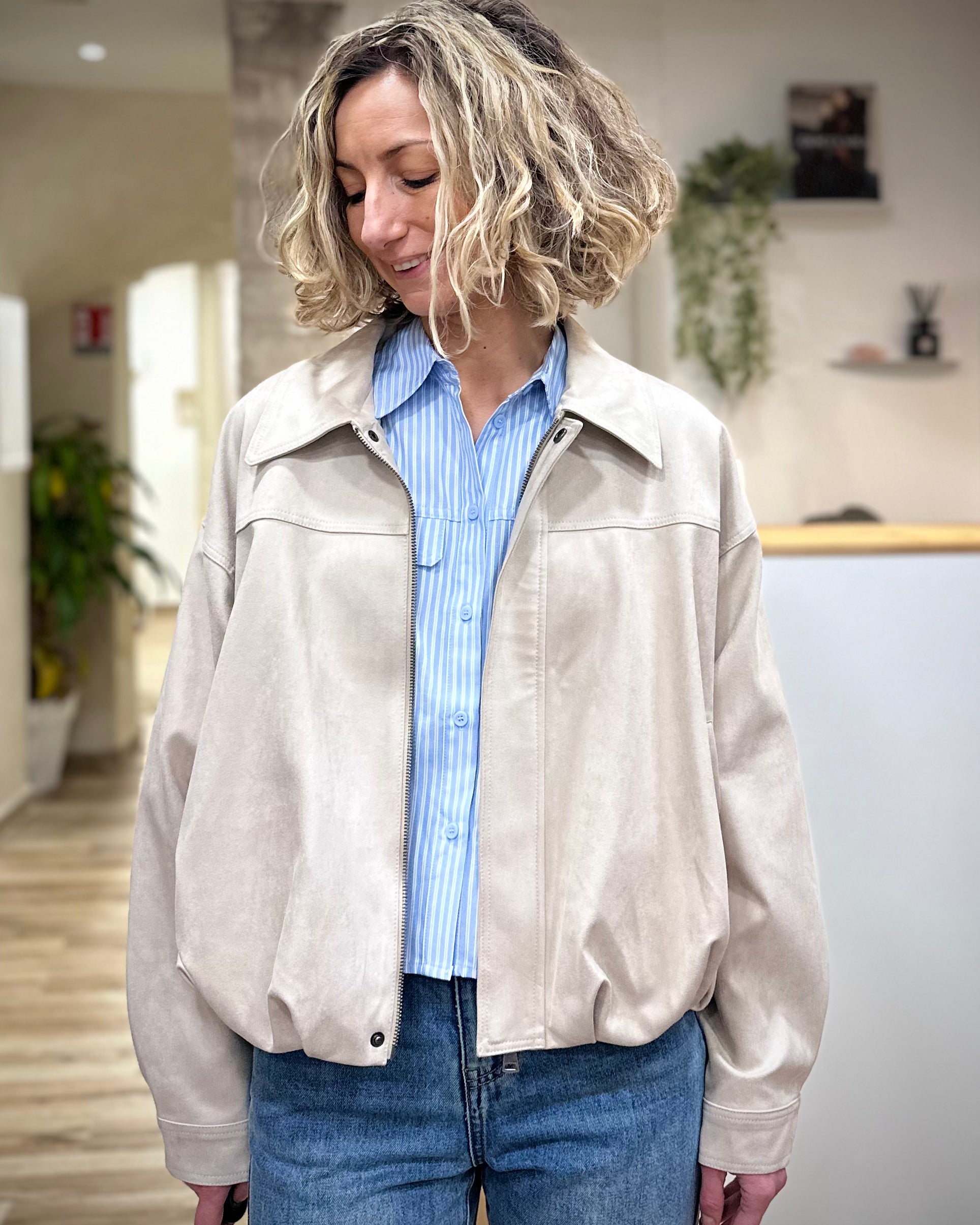 Femme portant une veste bomber en suédine grège