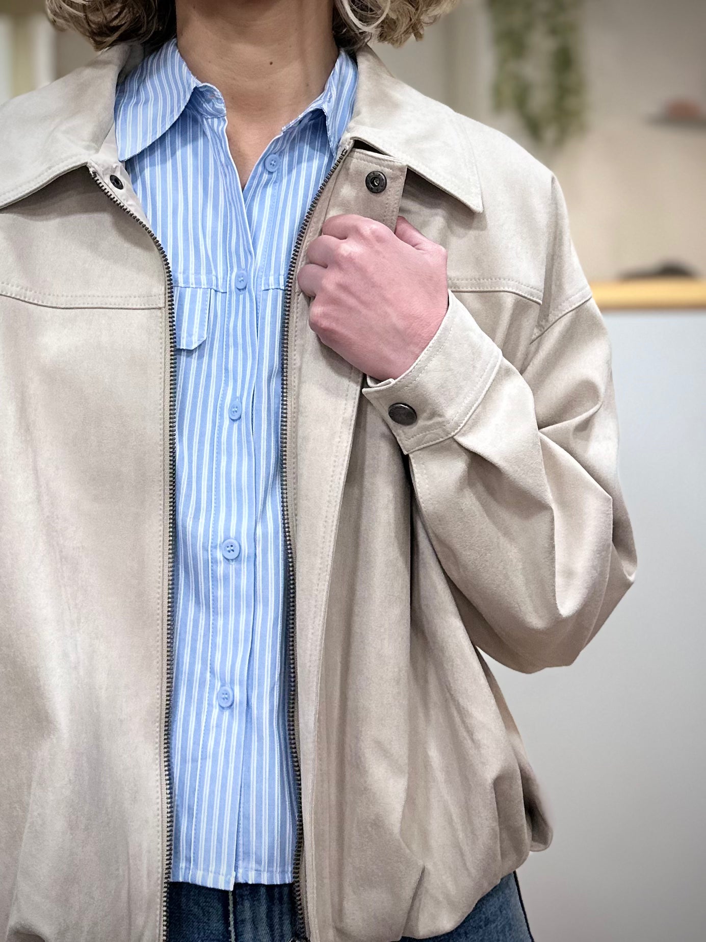 Détail col chemise veste bomber femme