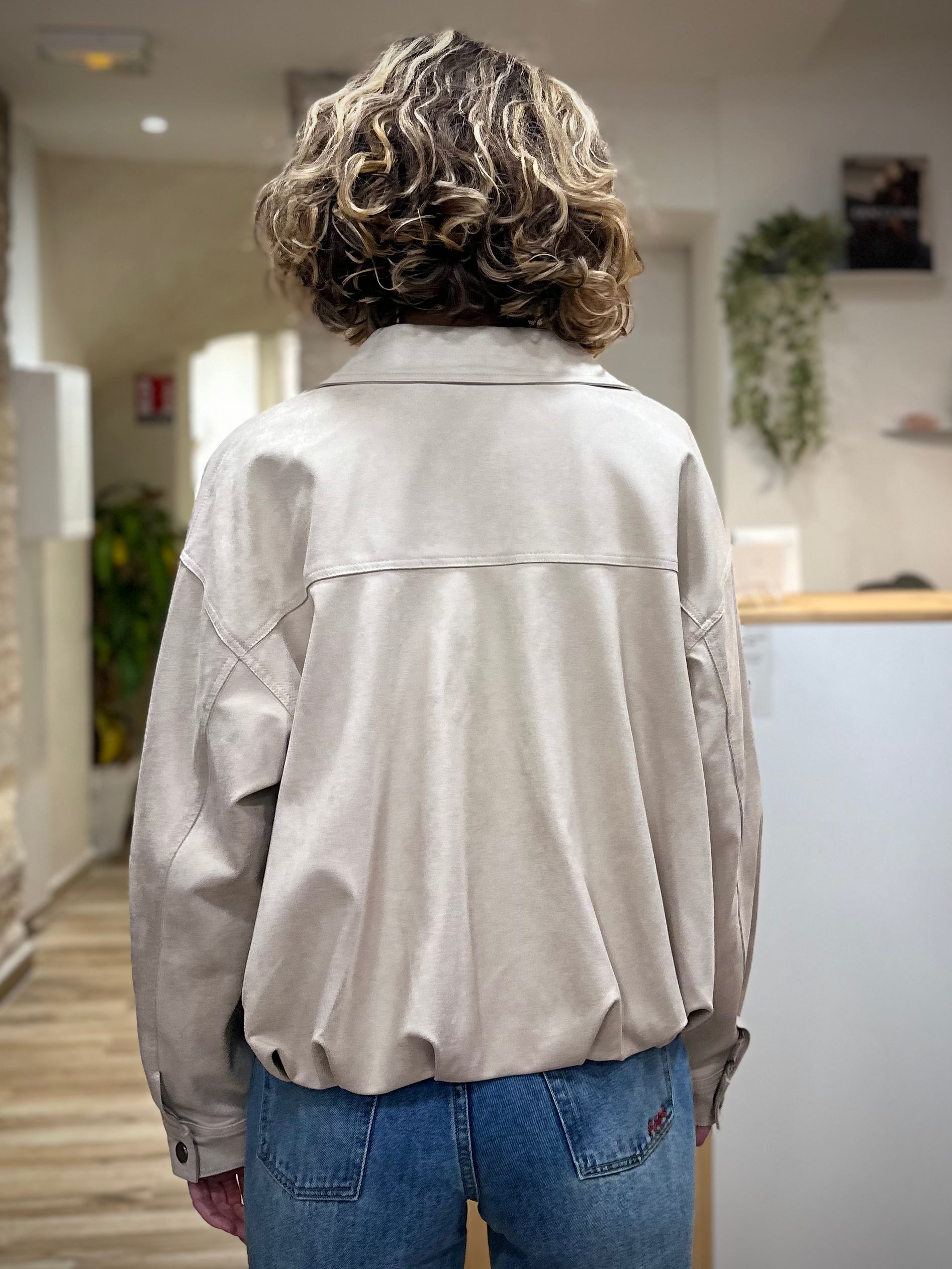 Veste boxy femme silhouette de dos