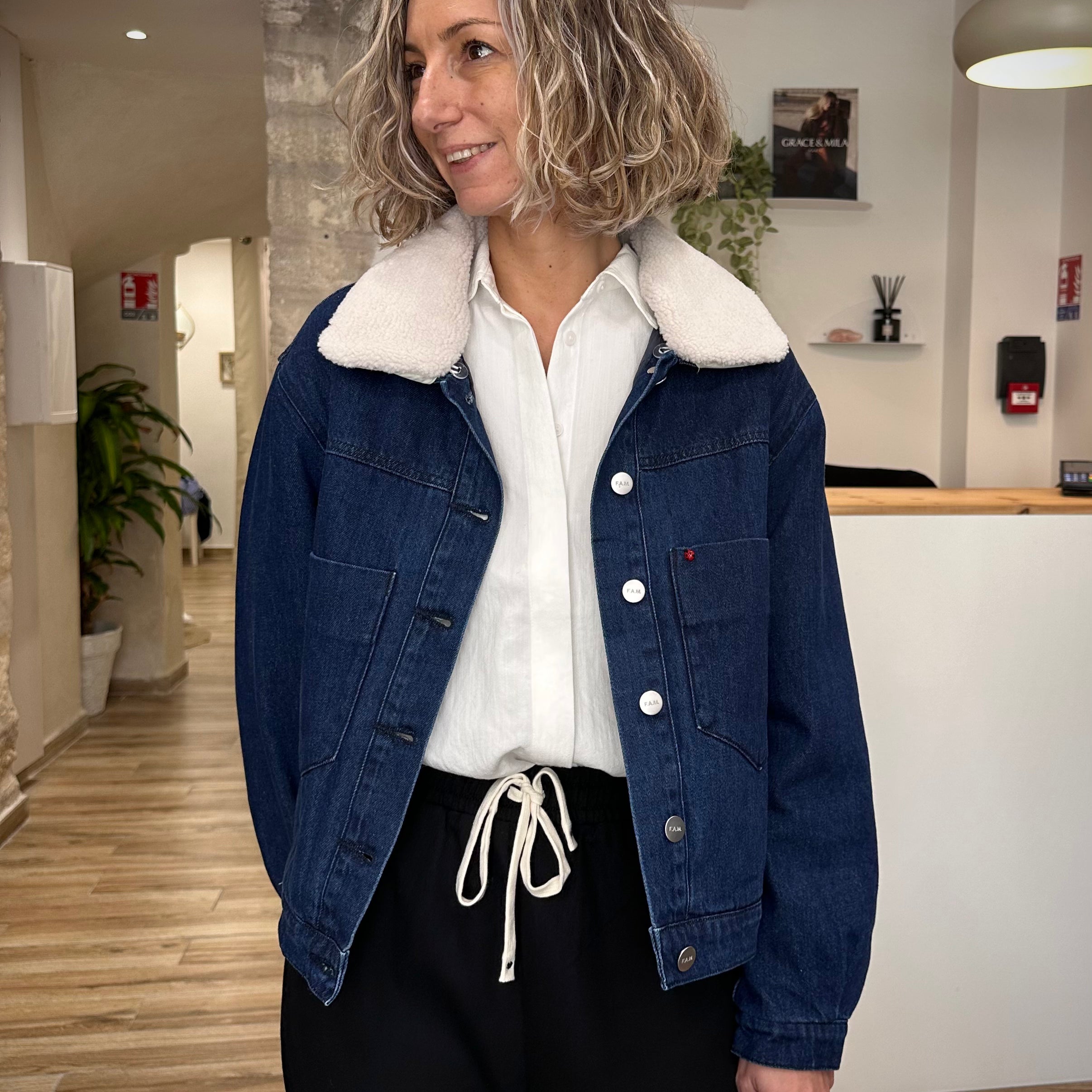 Femme portant la veste en denim VICKY col mouton Navy