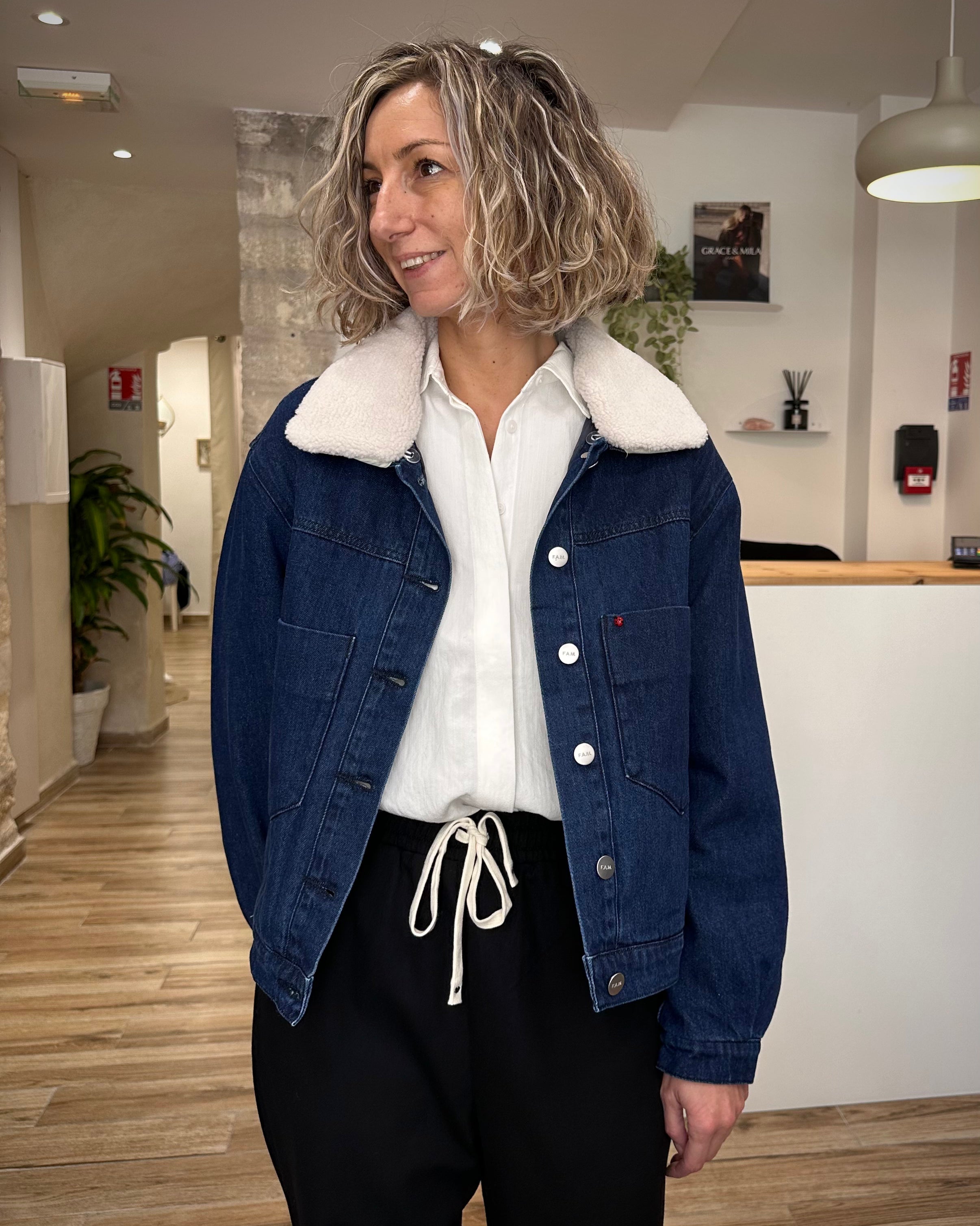 Femme portant la veste en denim VICKY col mouton Navy