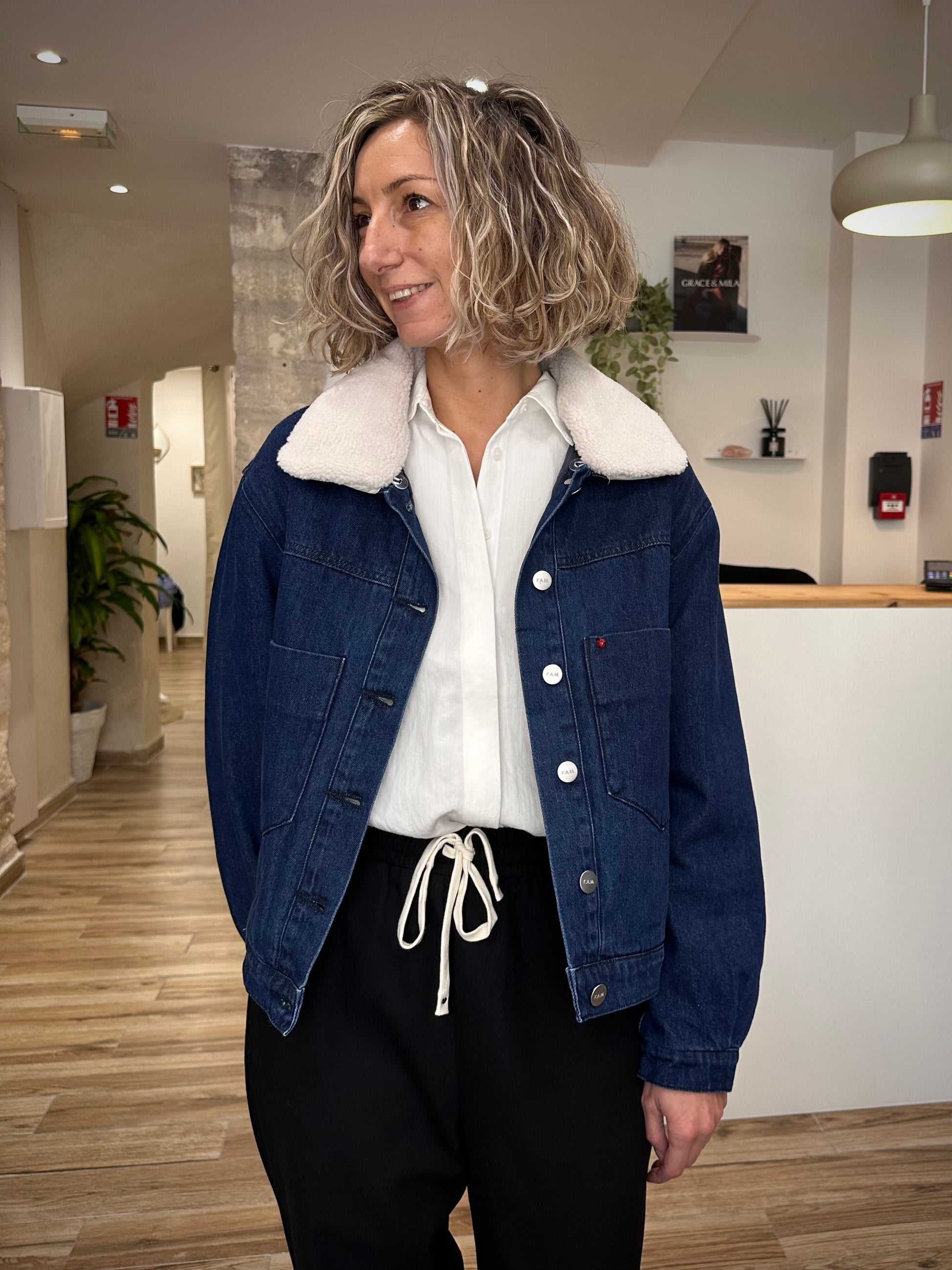 Femme portant la veste en denim VICKY col mouton Navy