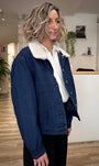 Profil gauche de la veste en denim sur mannequin