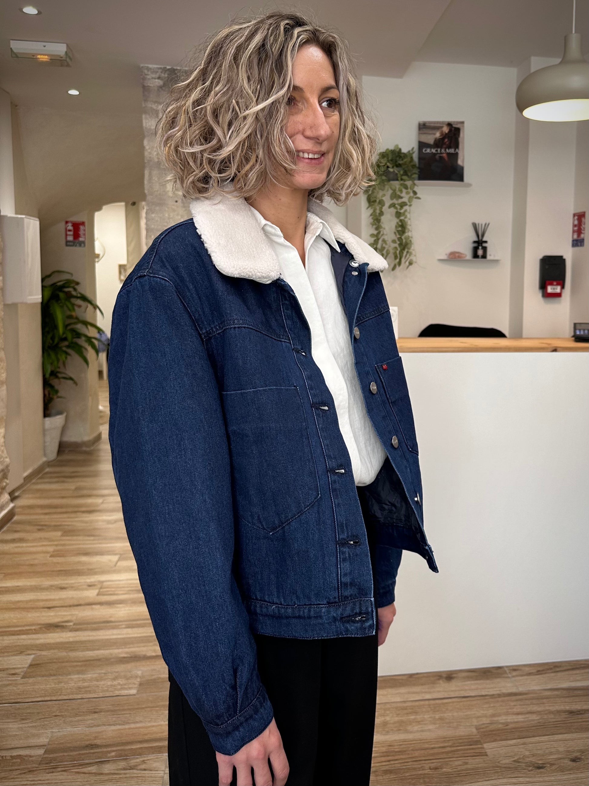 Profil gauche de la veste en denim sur mannequin