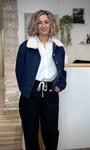 Veste portée ouverte sur chemise blanche