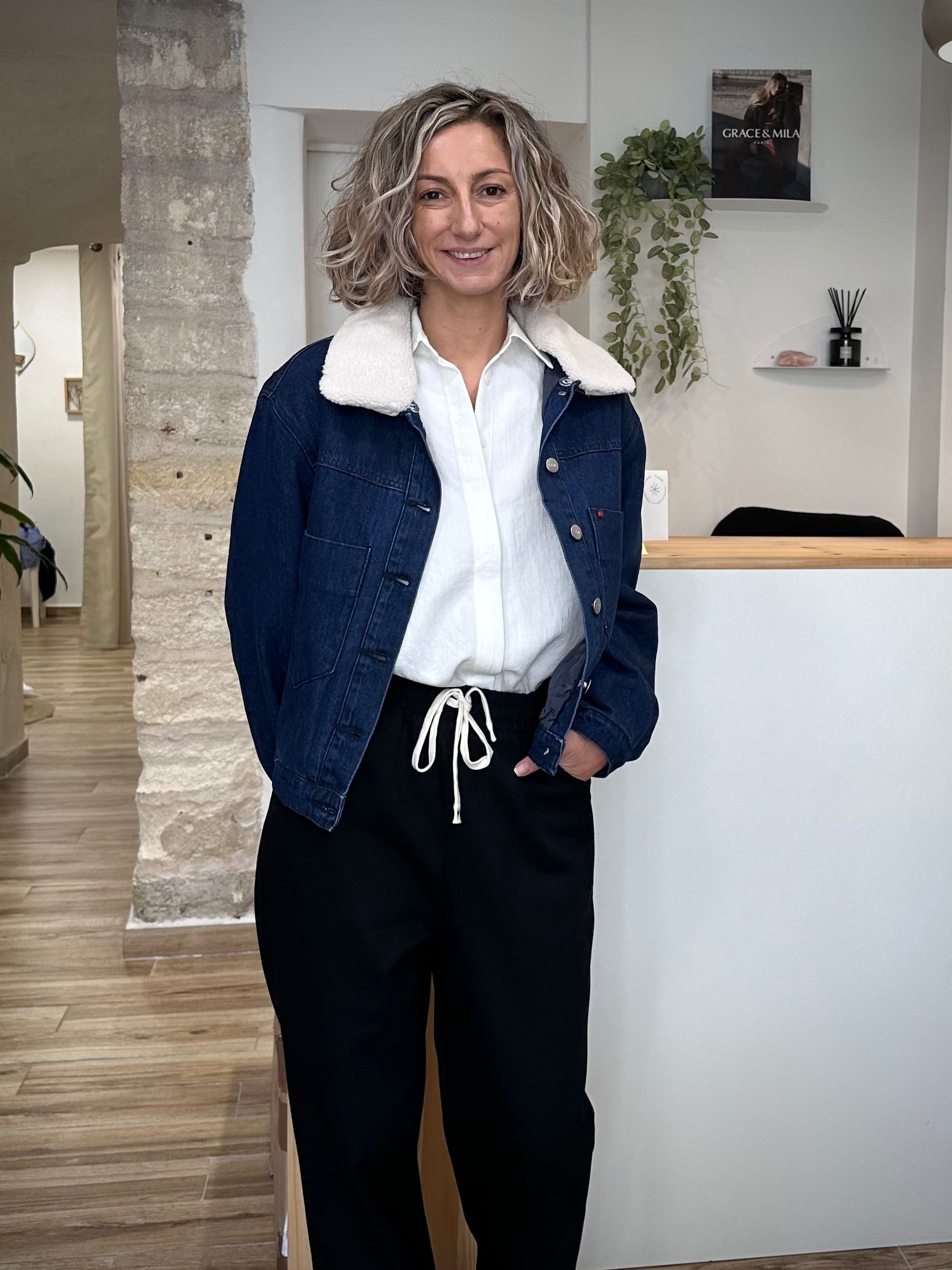 Veste portée ouverte sur chemise blanche