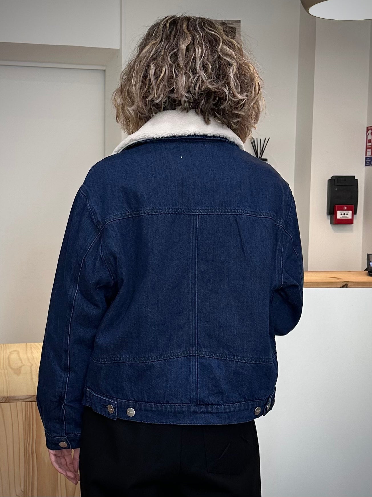 Vue arrière de la veste mi-saison