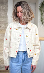 Femme portant veste en jean écru brodée