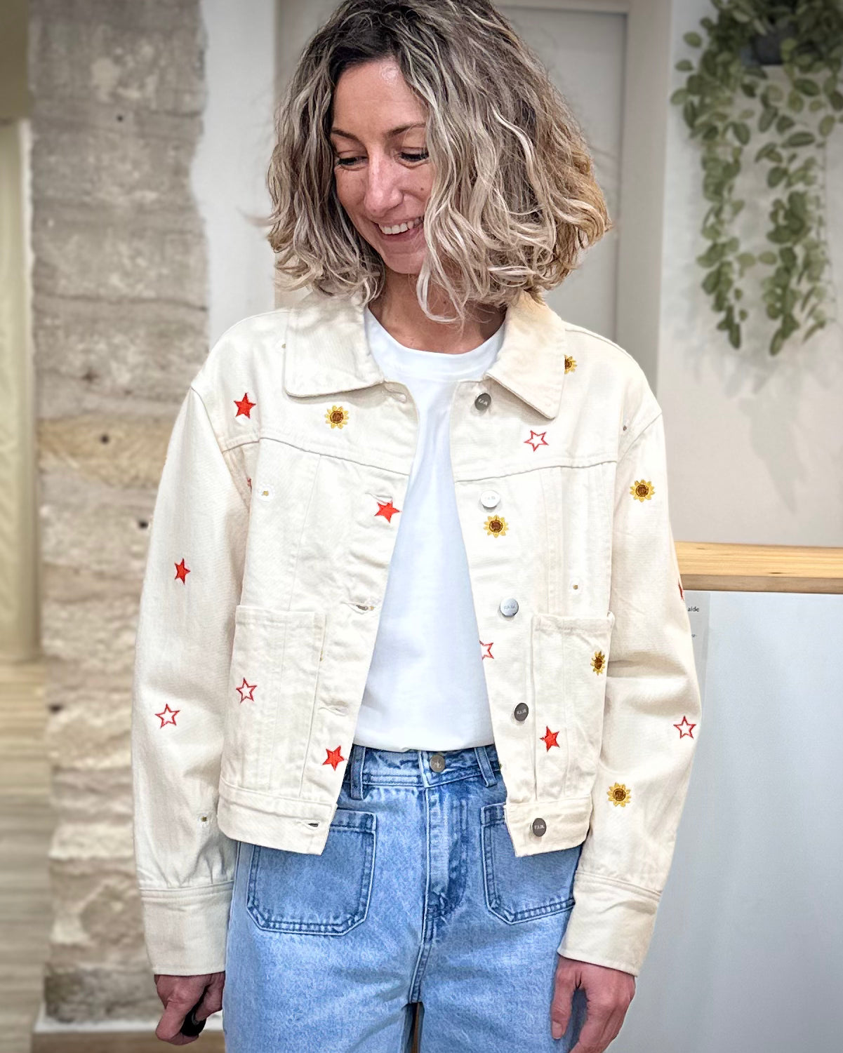 Femme portant veste en jean écru brodée