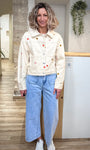 Femme portant veste jean écru casual chic