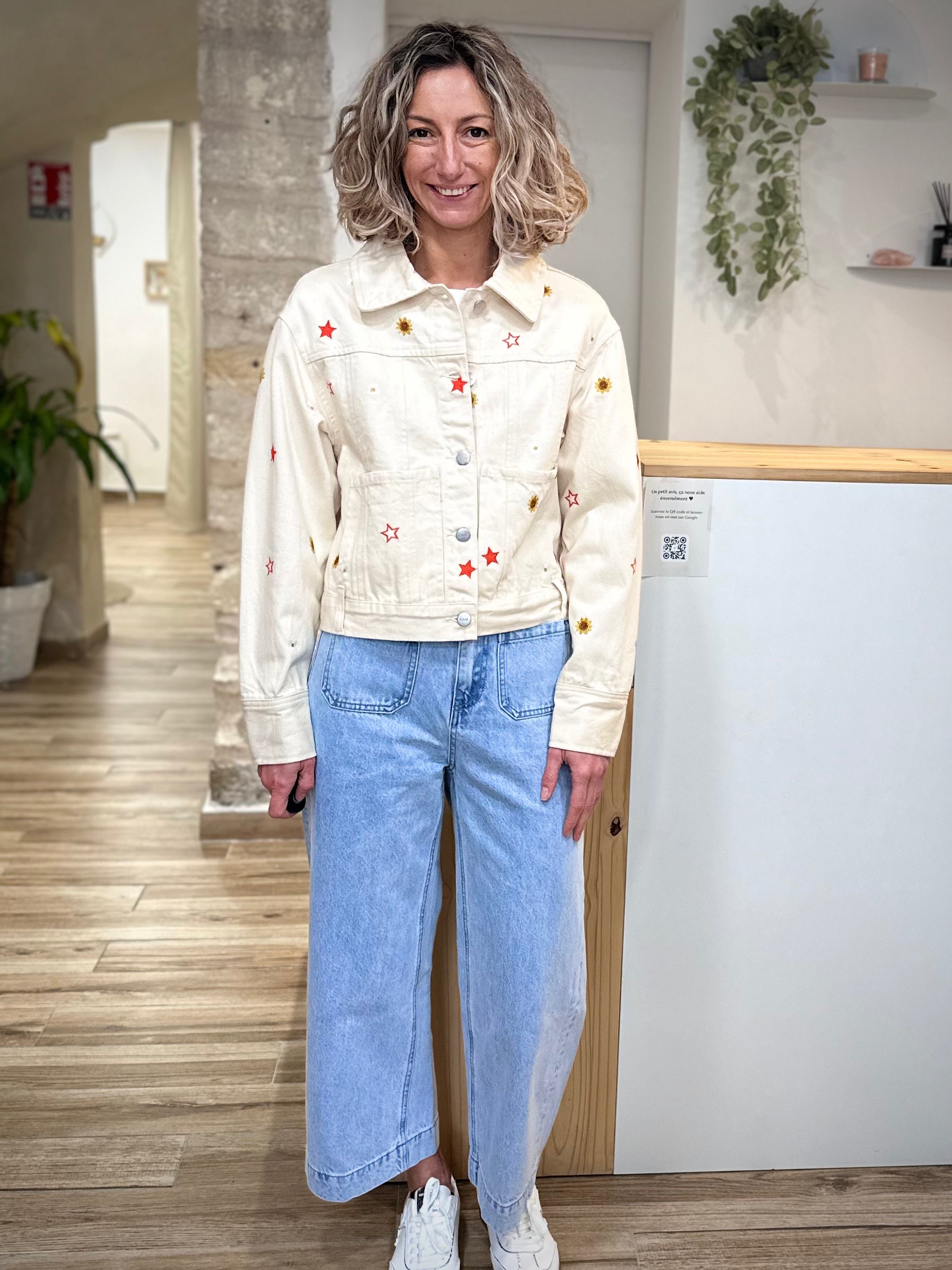 Femme portant veste jean écru casual chic