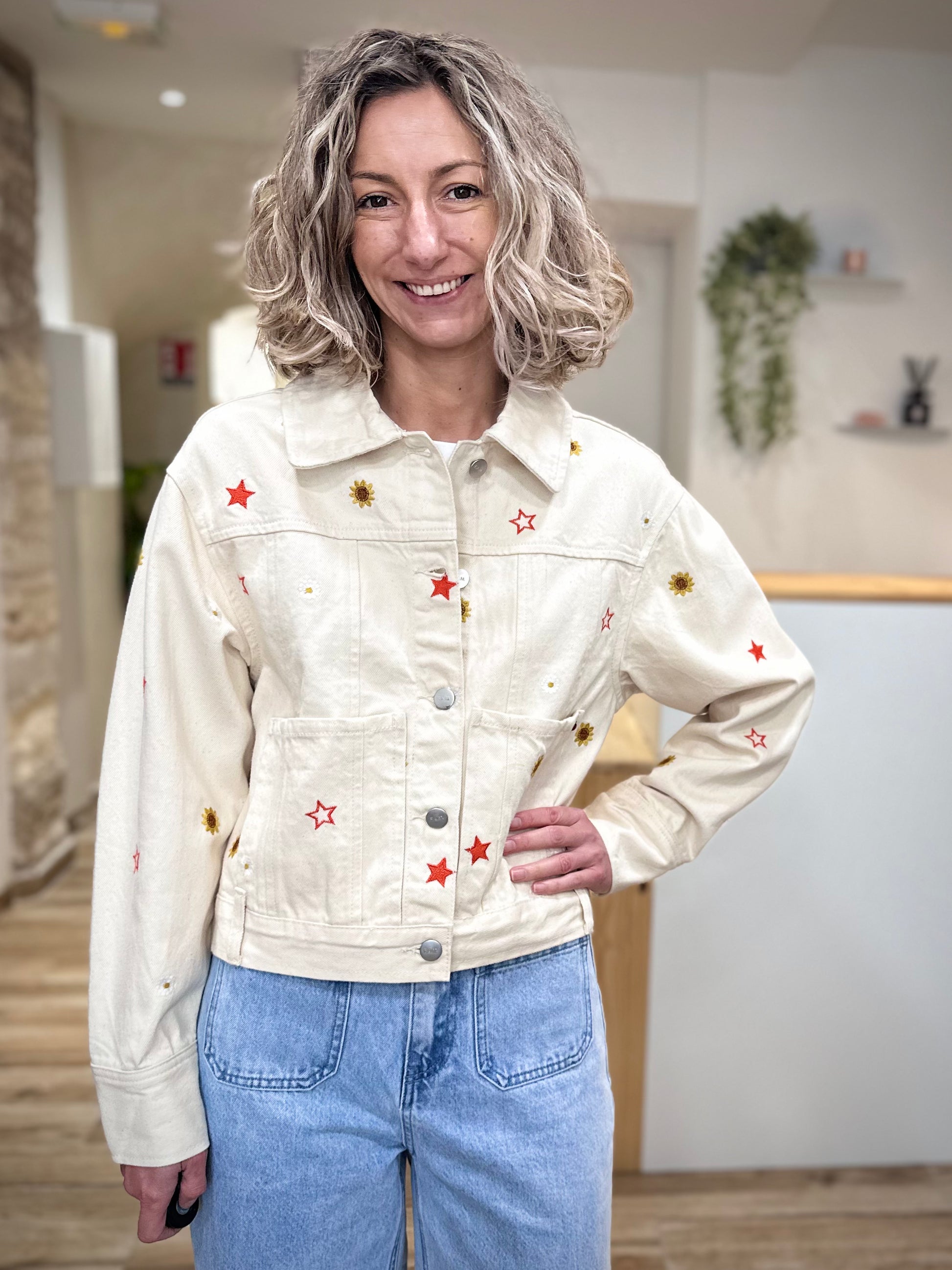 Veste jean brodée femme look tendance