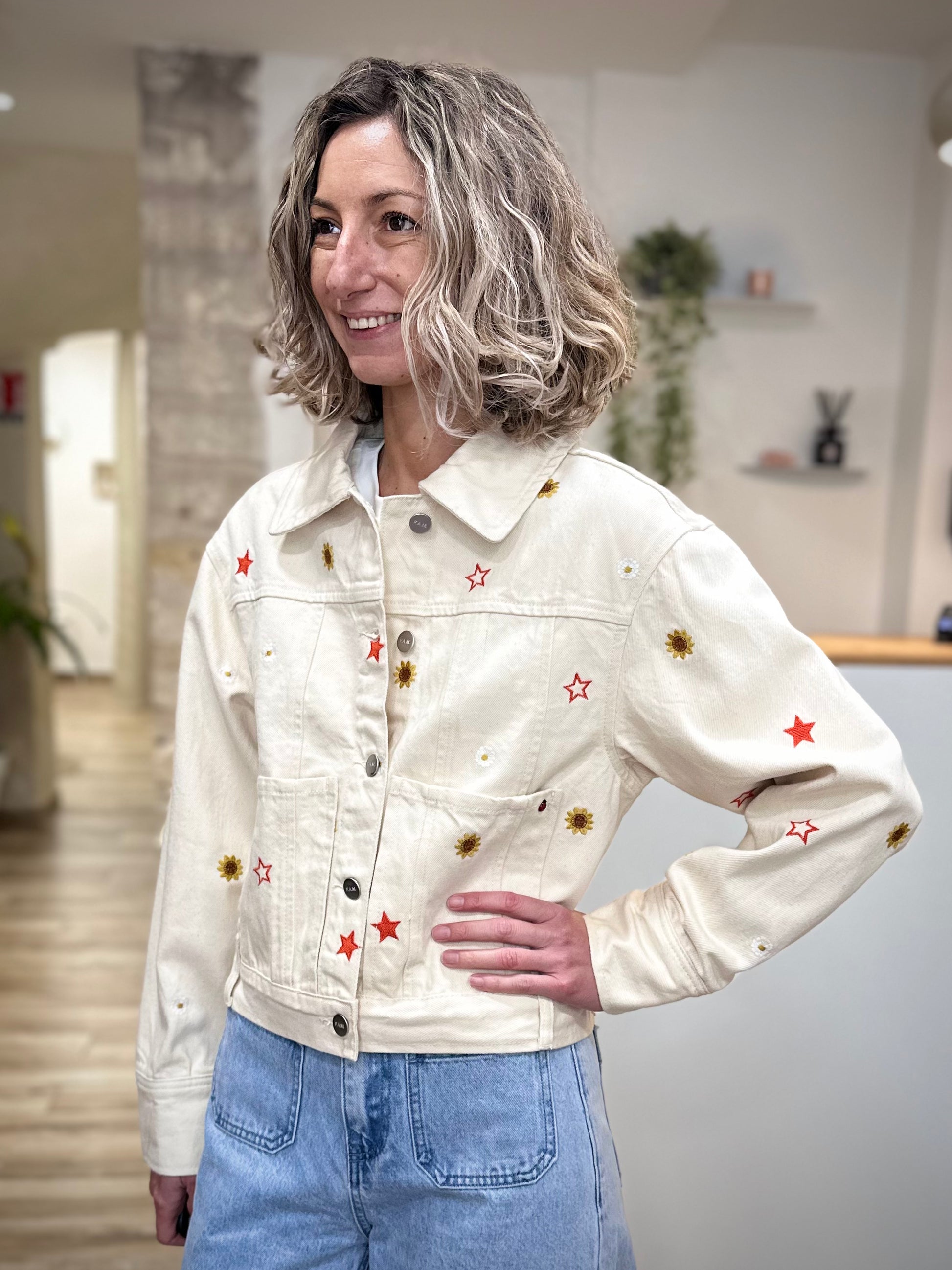 Veste jean brodée étoiles et fleurs femme