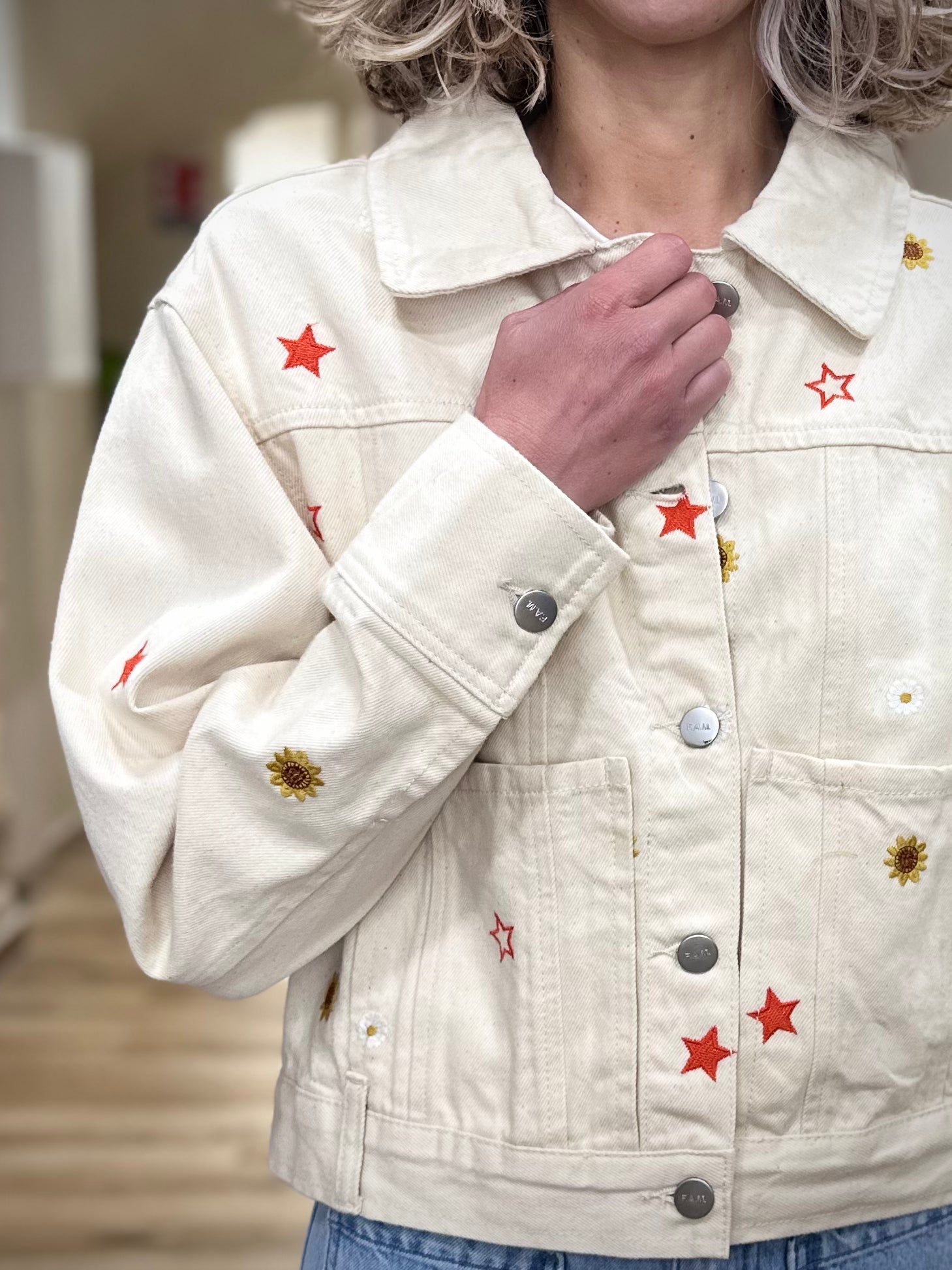 Détail broderies étoiles veste jean
