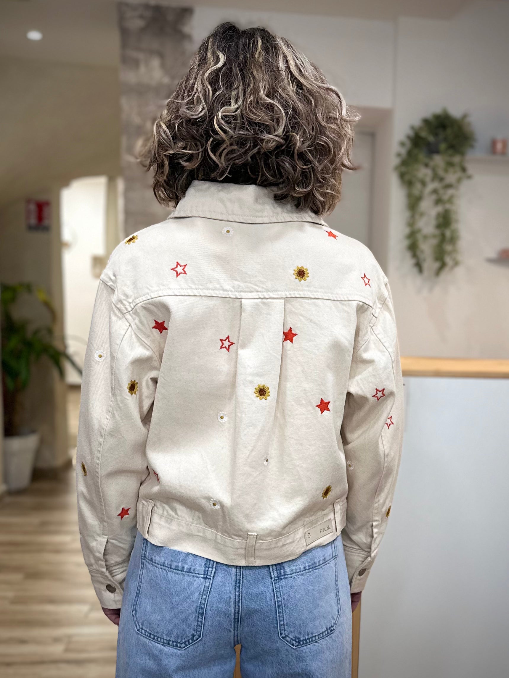 Veste jean femme style artistique de dos