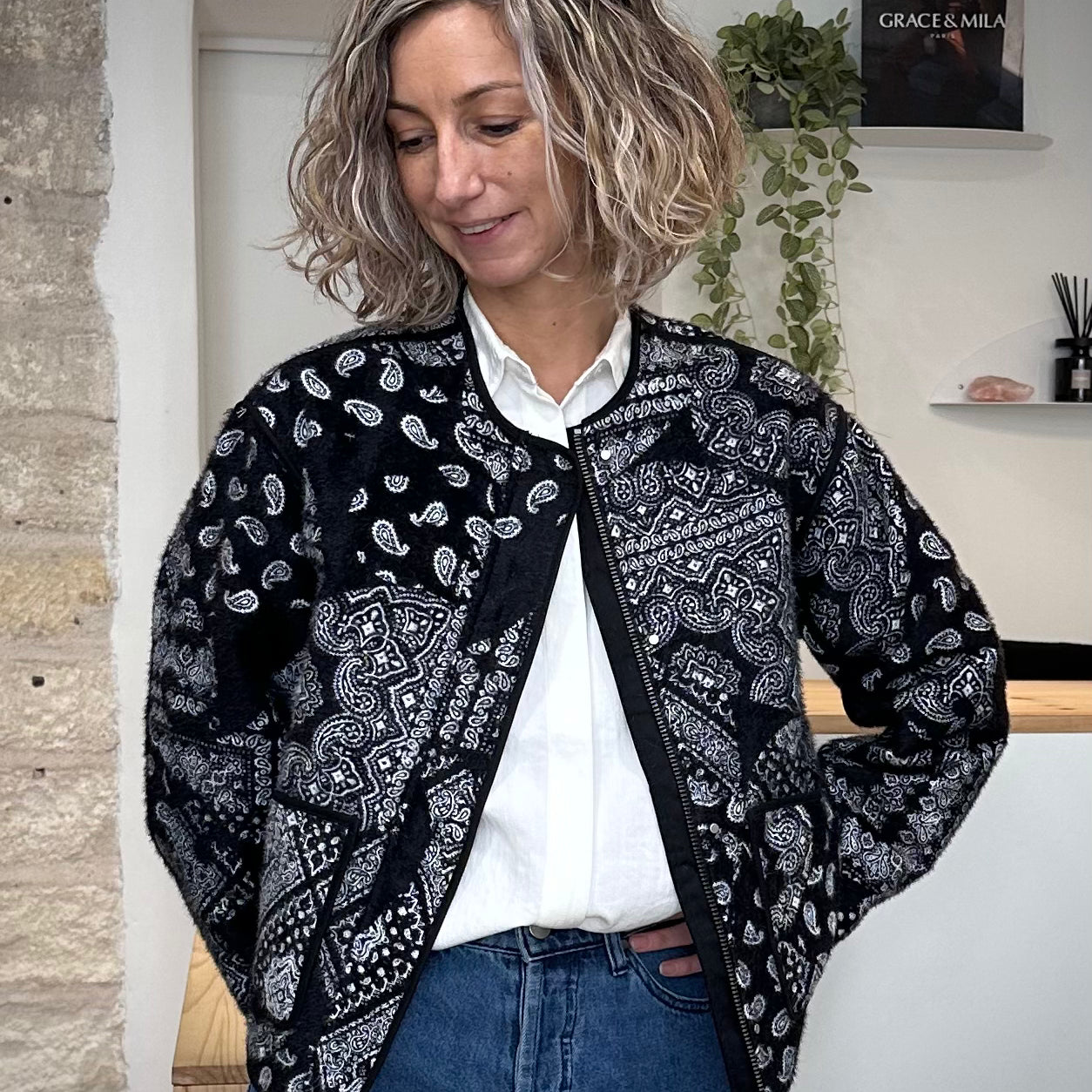 Femme portant la veste Viola courte imprimé cachemire noir et blanc