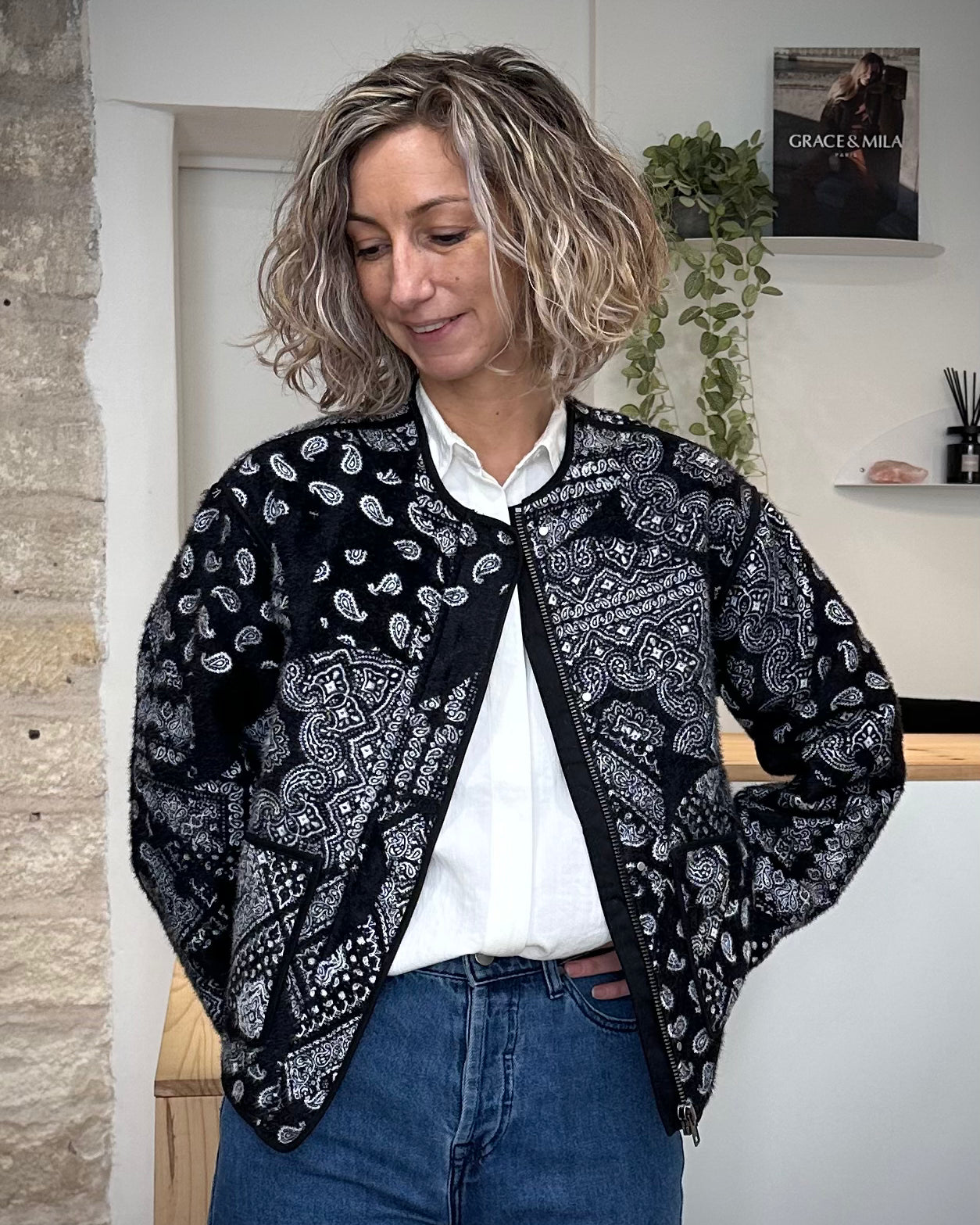 Femme portant la veste Viola courte imprimé cachemire noir et blanc
