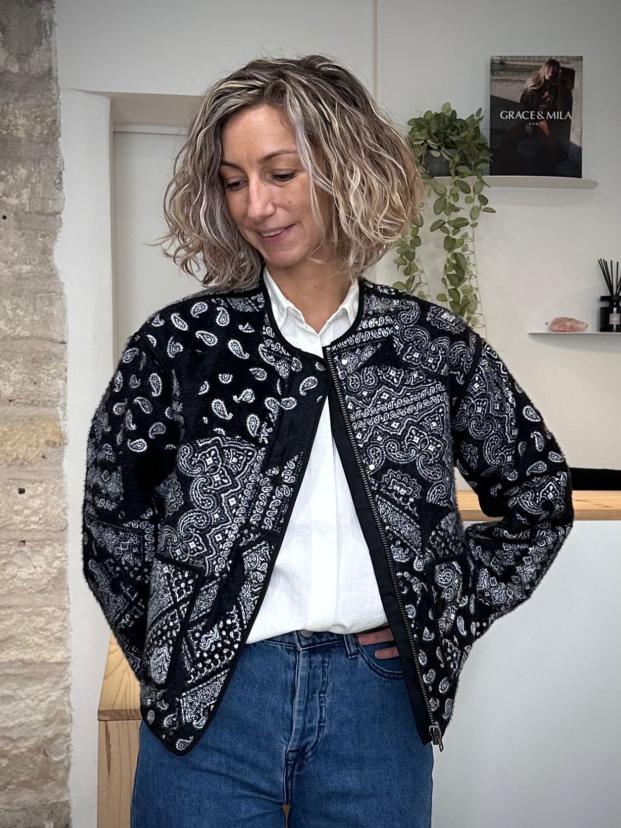 Femme portant la veste Viola courte imprimé cachemire noir et blanc