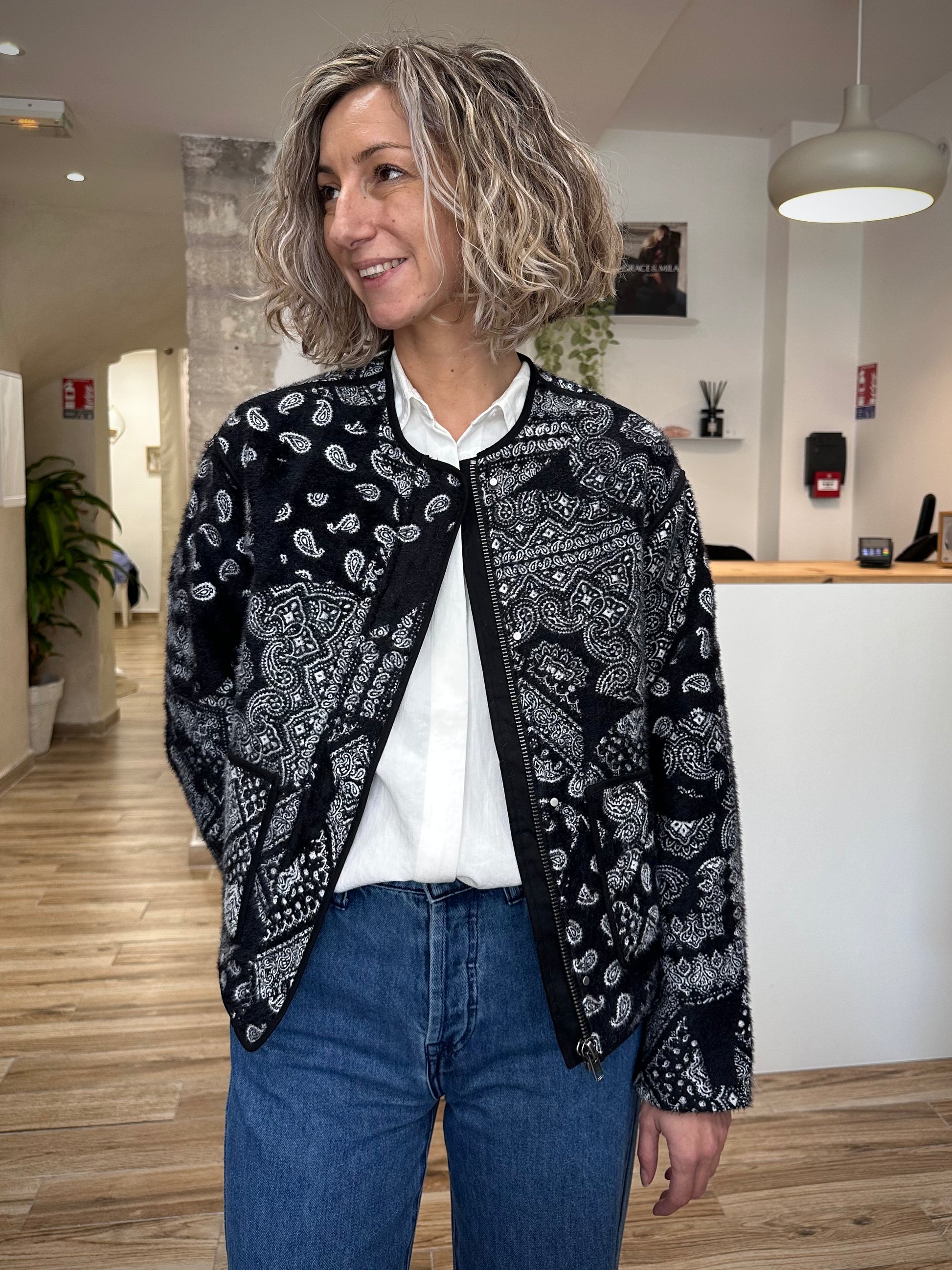 Vue de face de la veste Viola zipée
