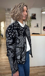 Profil gauche de la veste courte sur mannequin