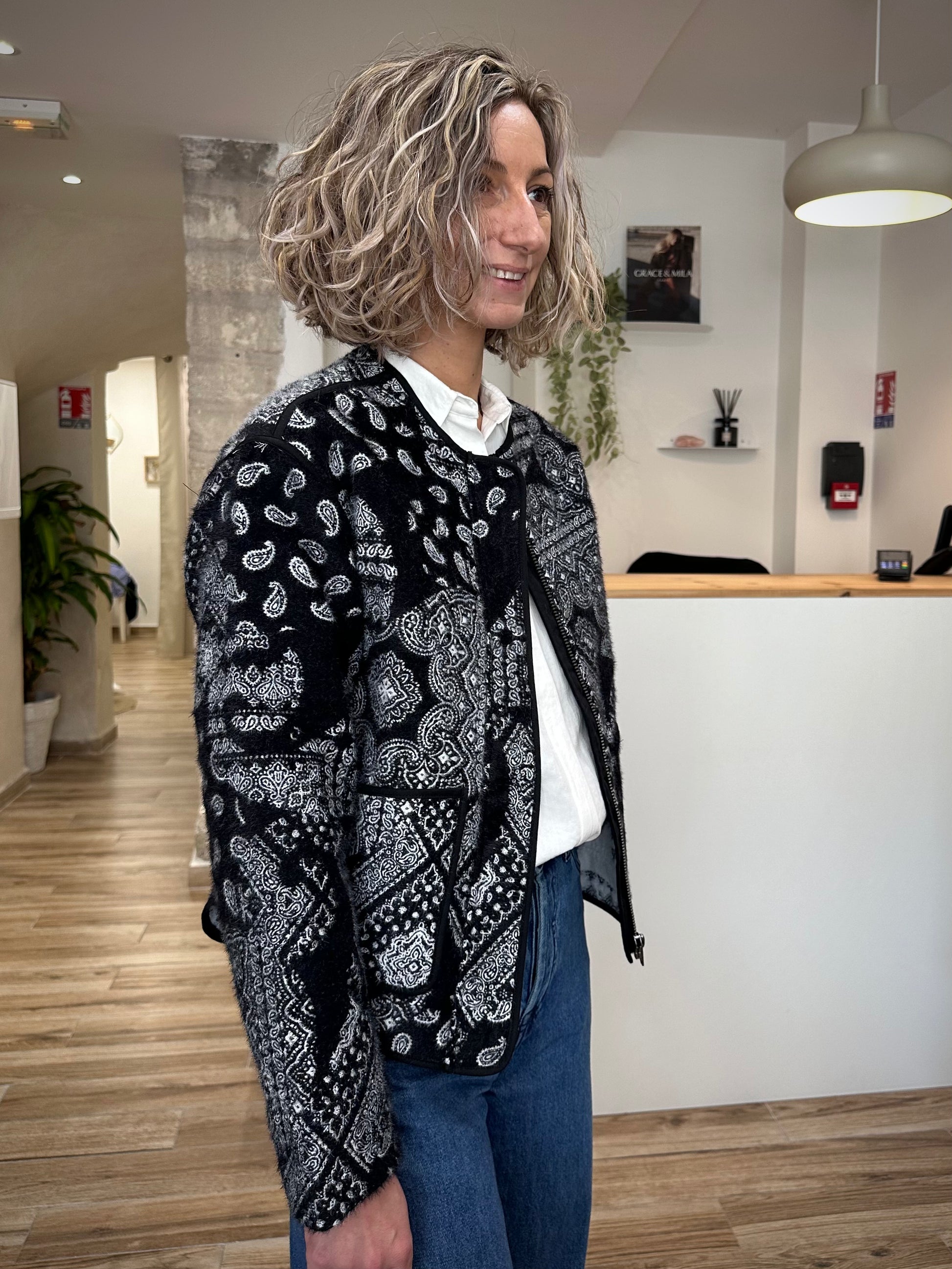 Profil gauche de la veste courte sur mannequin