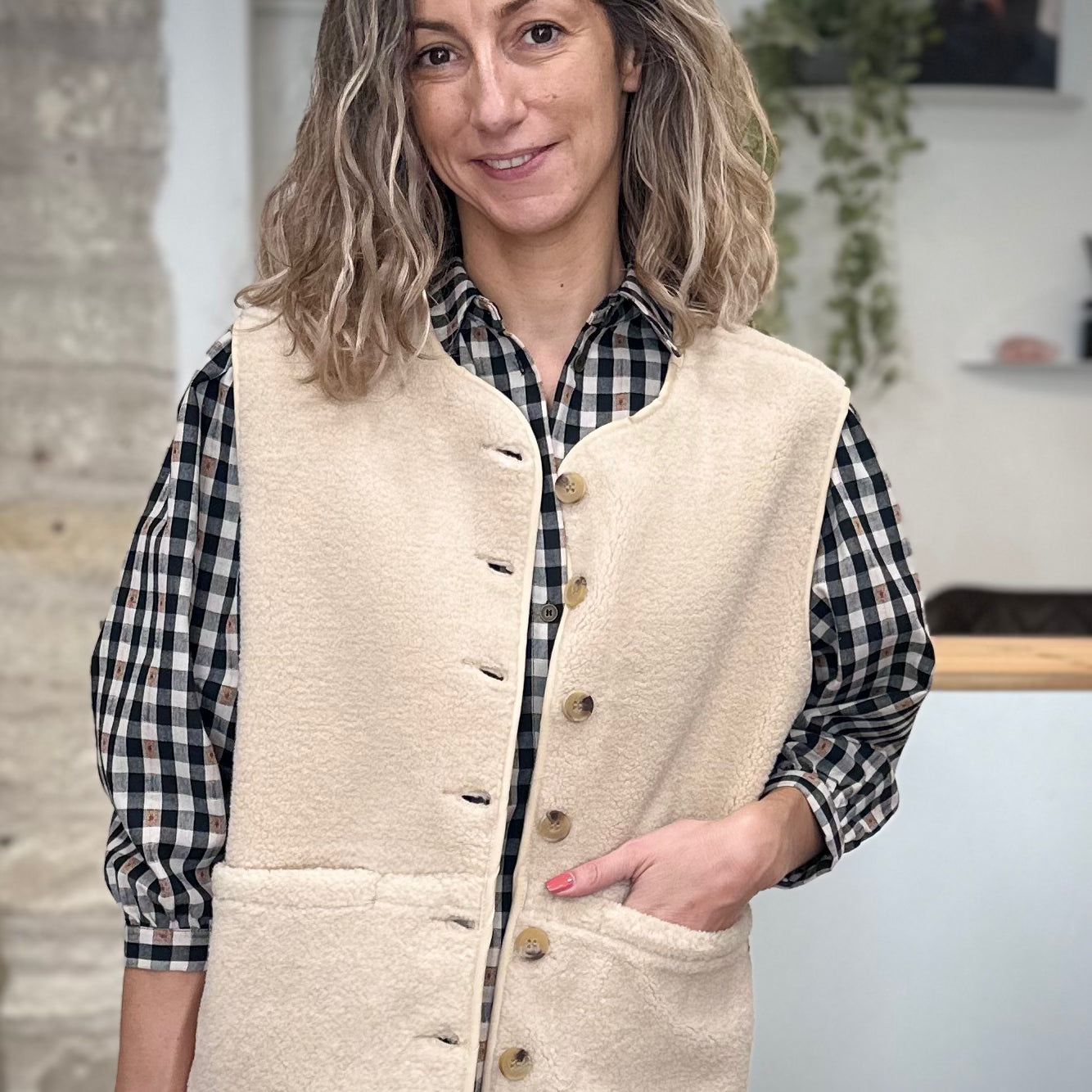 Femme portant une veste sans manches beige coupe oversize