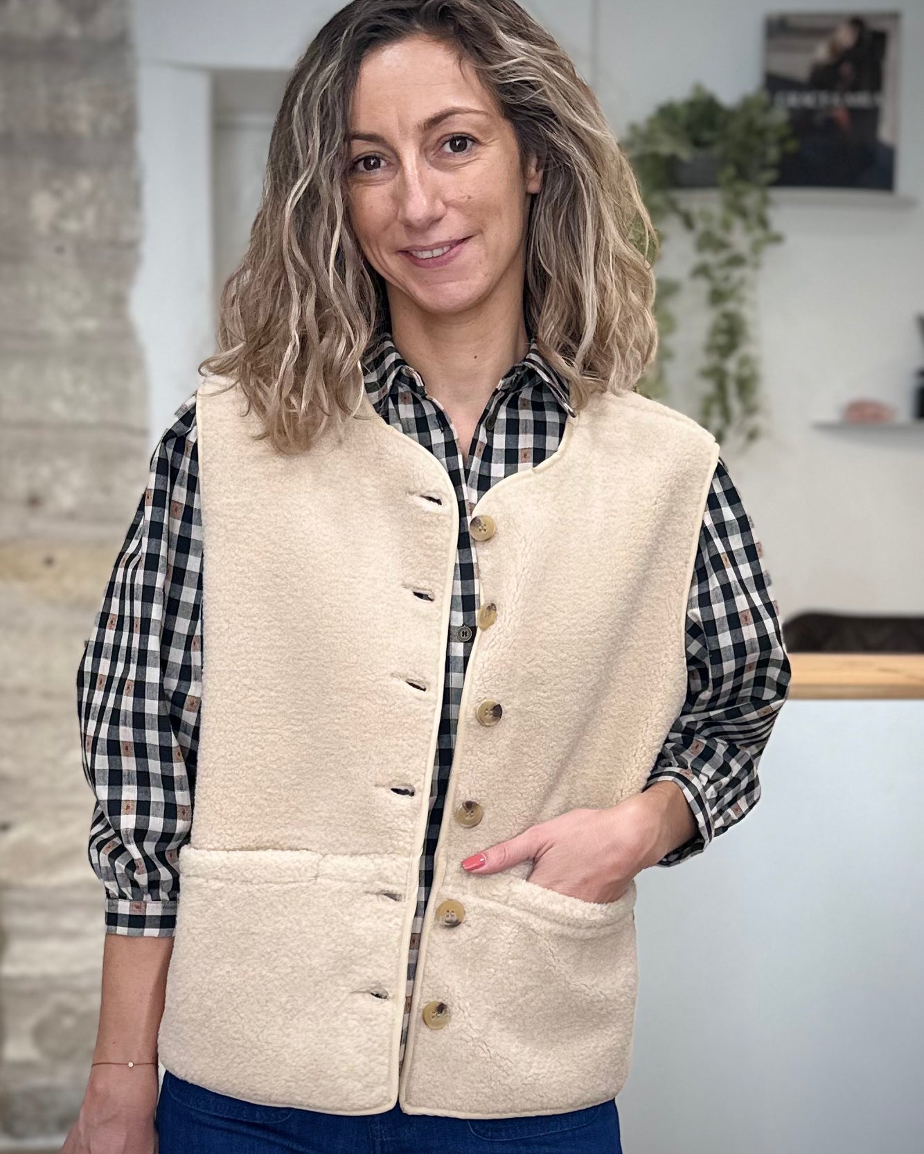 Femme portant une veste sans manches beige coupe oversize